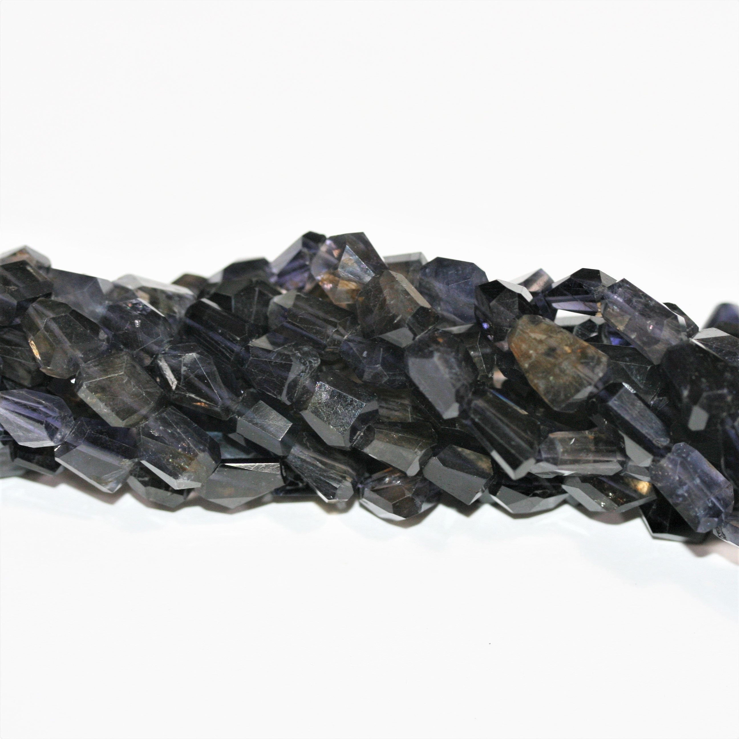 Cuentas de pepitas facetadas graduadas de St Iolite de 19", de 9 a 16 mm. Aprox. - Hilo de 48 cm.