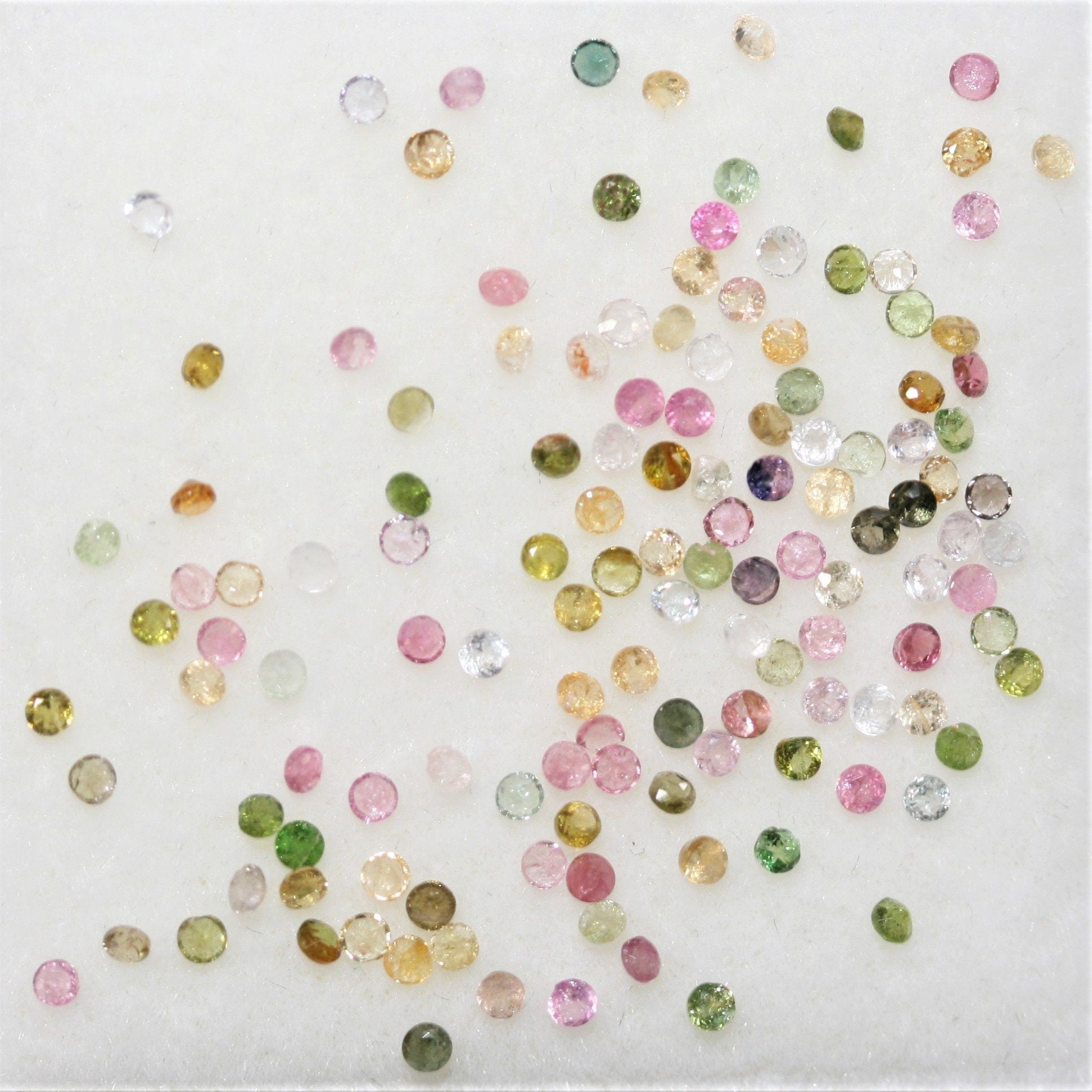 Lot mixte de tourmalines rondes à facettes de 1,5 mm - 2 carats - Réf. 321LO