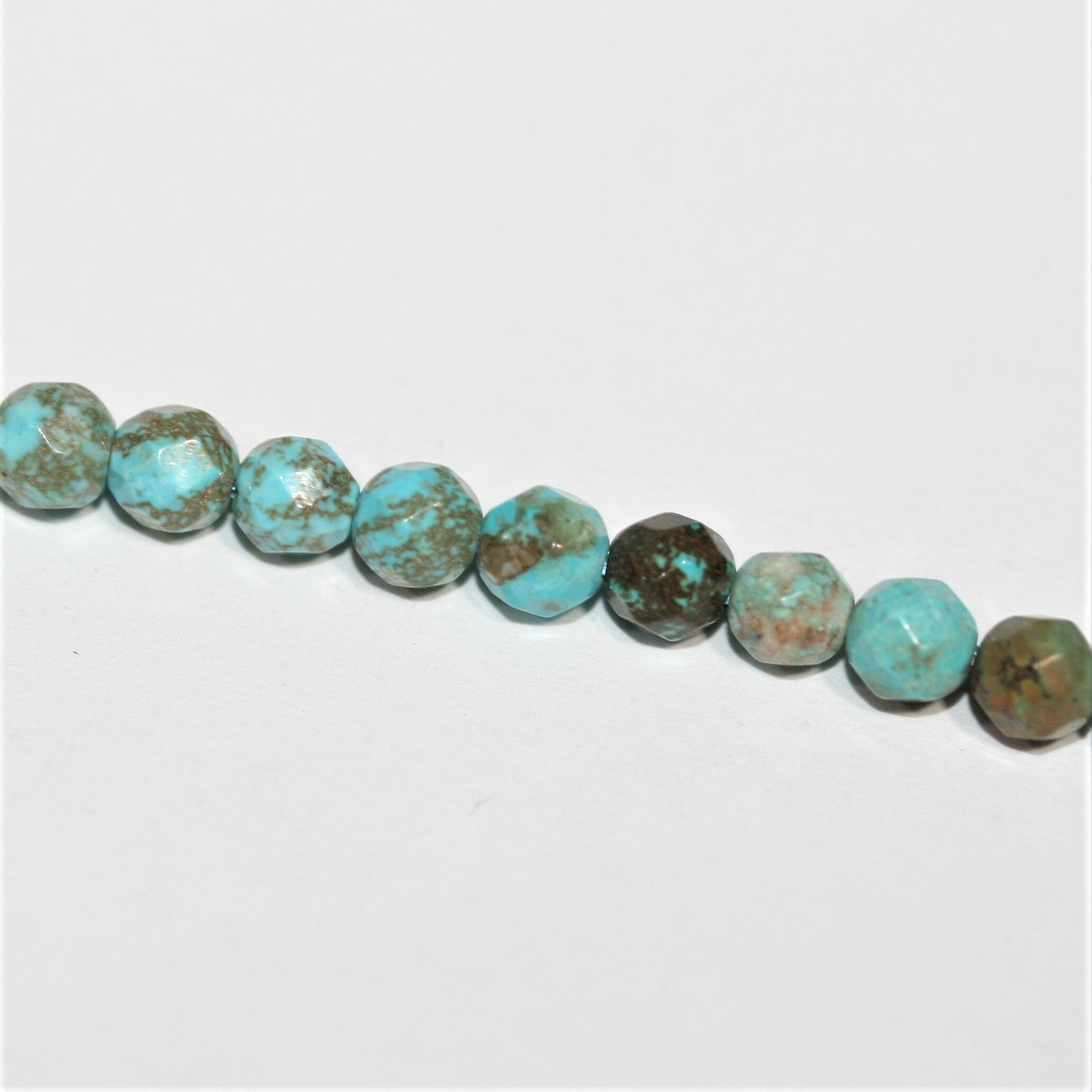 Perles rondes à facettes en turquoise St. de 15 pouces, 4 mm. - Fil de 39 cm.