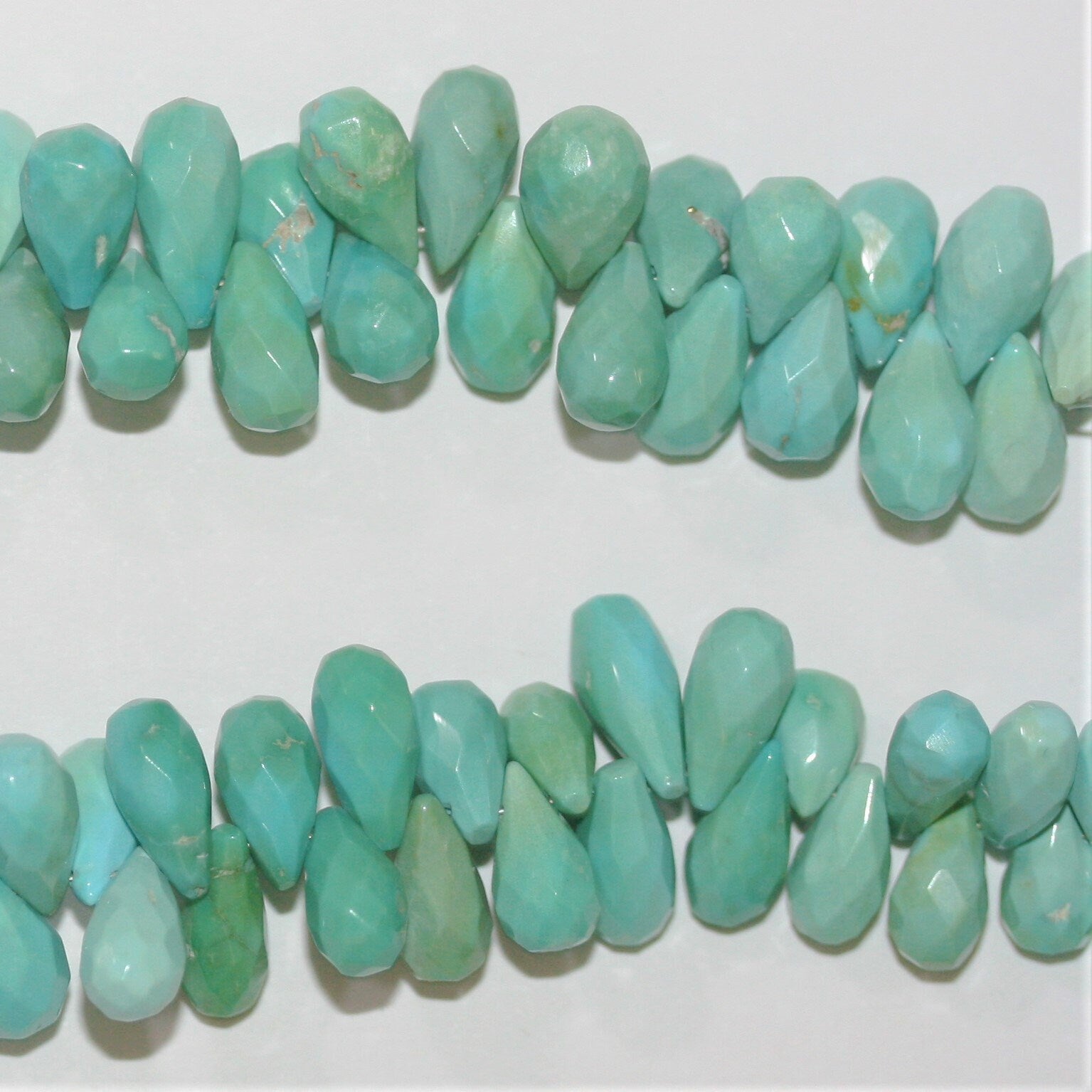 Perles en turquoise St à facettes en forme de goutte, 8 pouces, 10 x 5 mm. Longueur du fil : environ 20 cm.