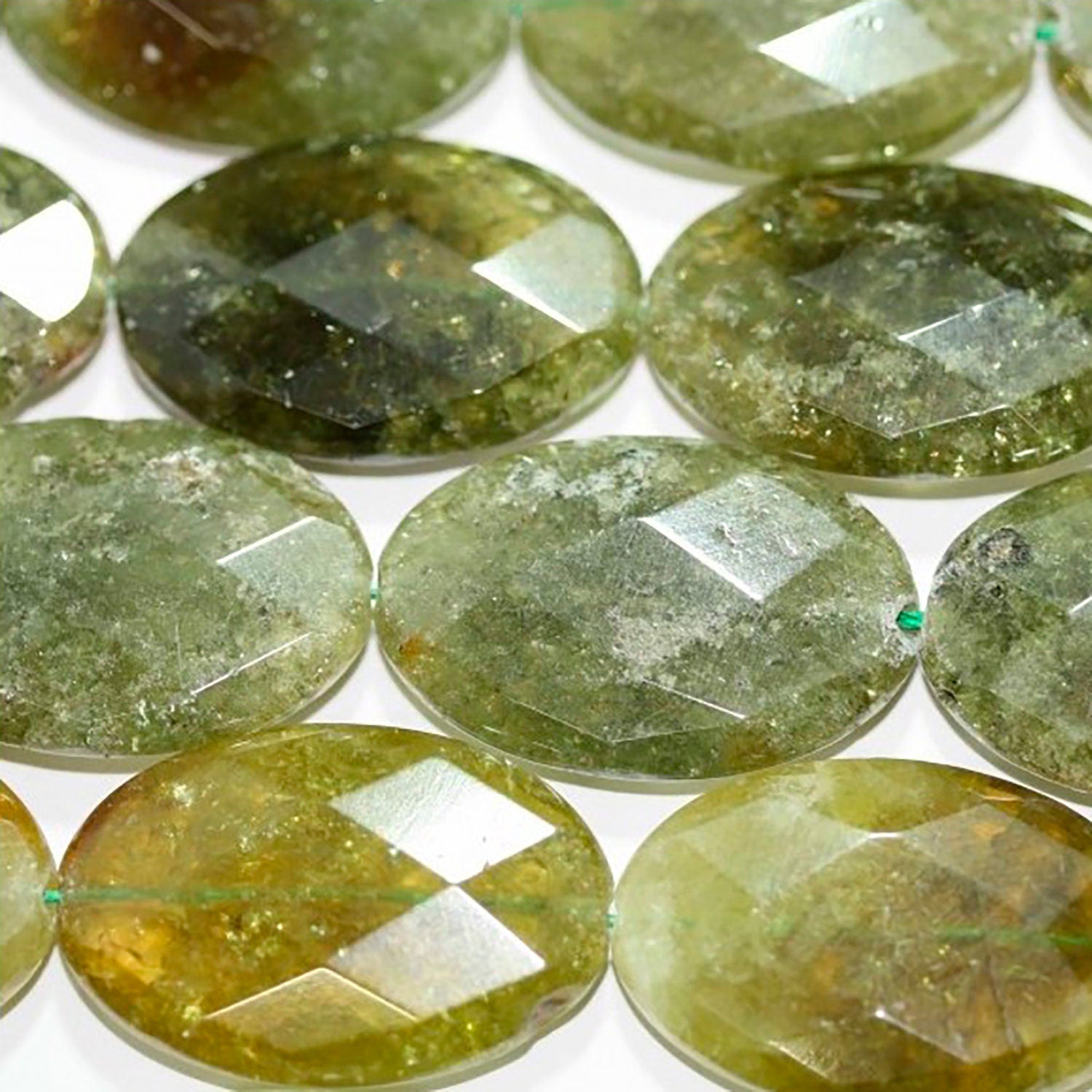 Cuentas ovaladas facetadas de granate St Grossular de 16", 30 x 20 mm (hilo de 40 cm)
