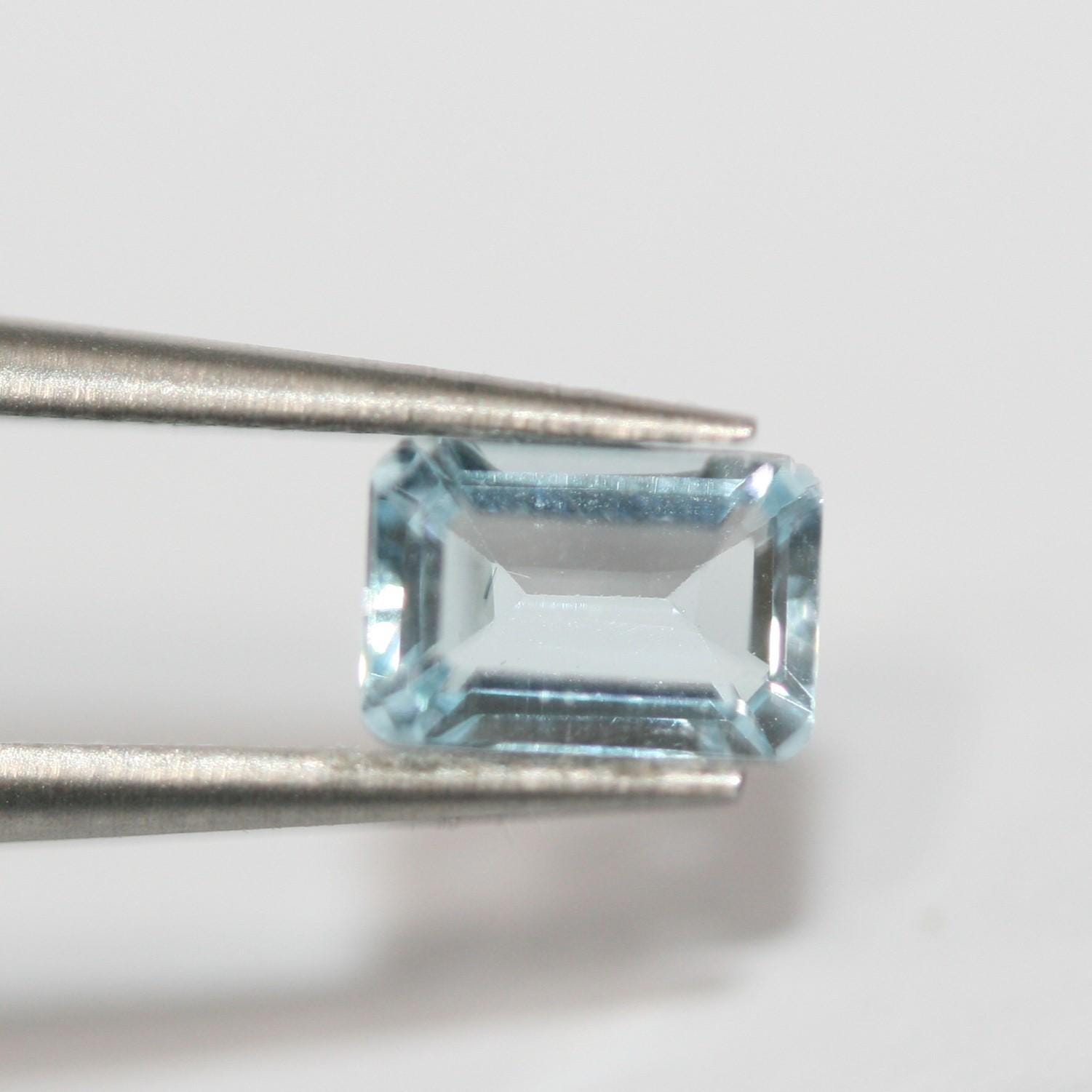 Lote de 6 topacios azul cielo facetados octogonales de 6 x 4 mm. (6 piezas).