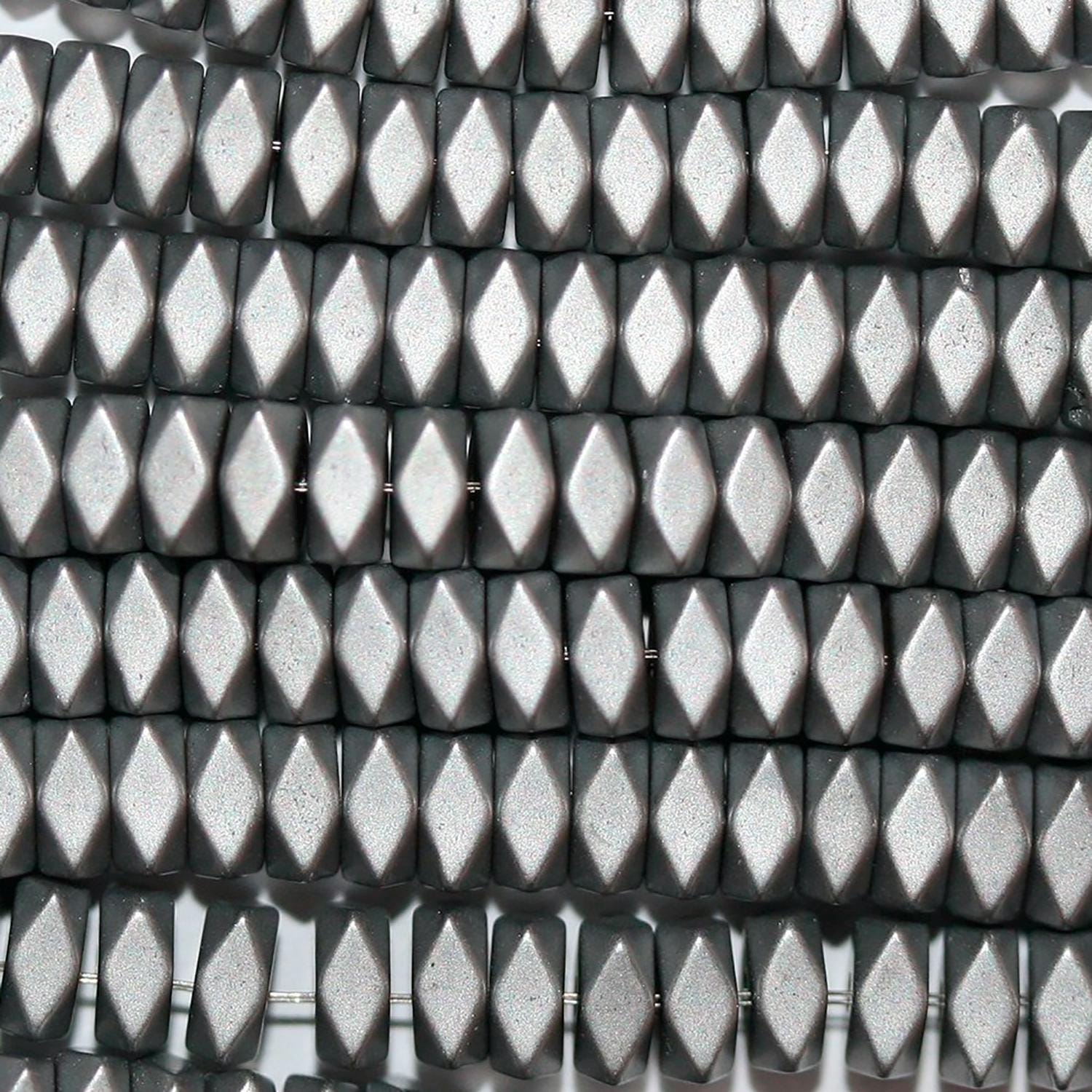 Perles carrées à facettes en hématite de st, finition mate, 40 cm (16 pouces), 4 x 1,5 mm, enfilées sur un fil de 40 cm (40 pouces).