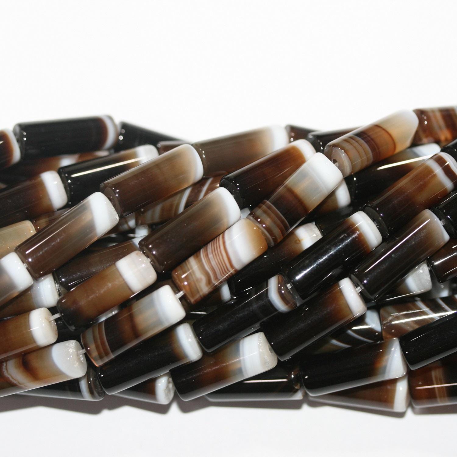 Cuentas tubulares lisas de ágata sardónice marrón de 40 cm, 26 x 14 mm aprox. - Hilo de 40 cm - Artículo 14711