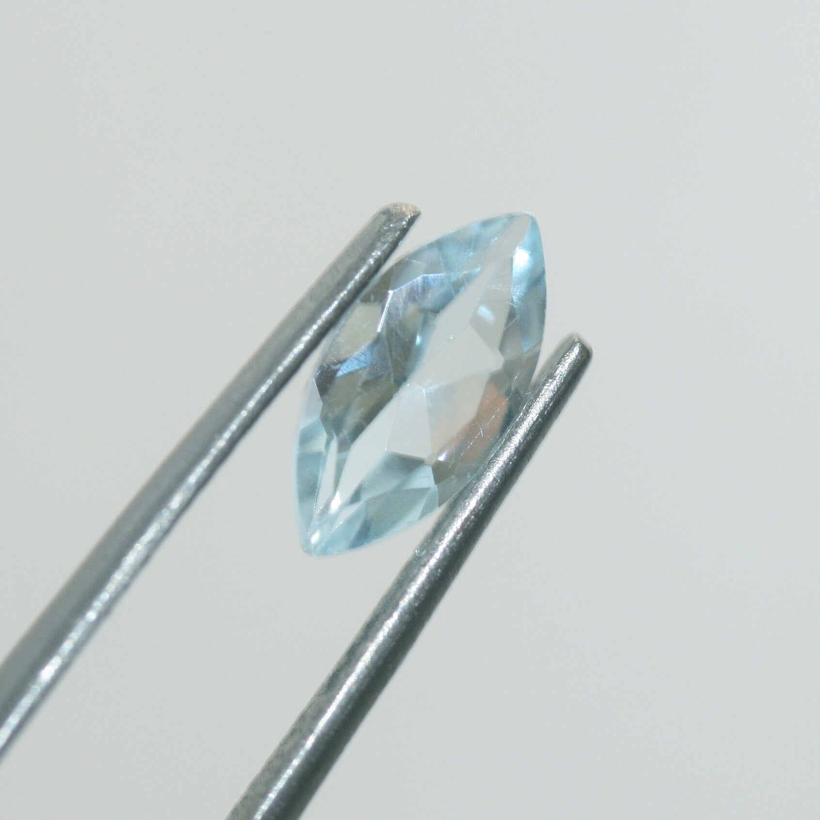 Lot de topazes bleu ciel facettées en forme de marquise 10x5mm.-(4 pièces).