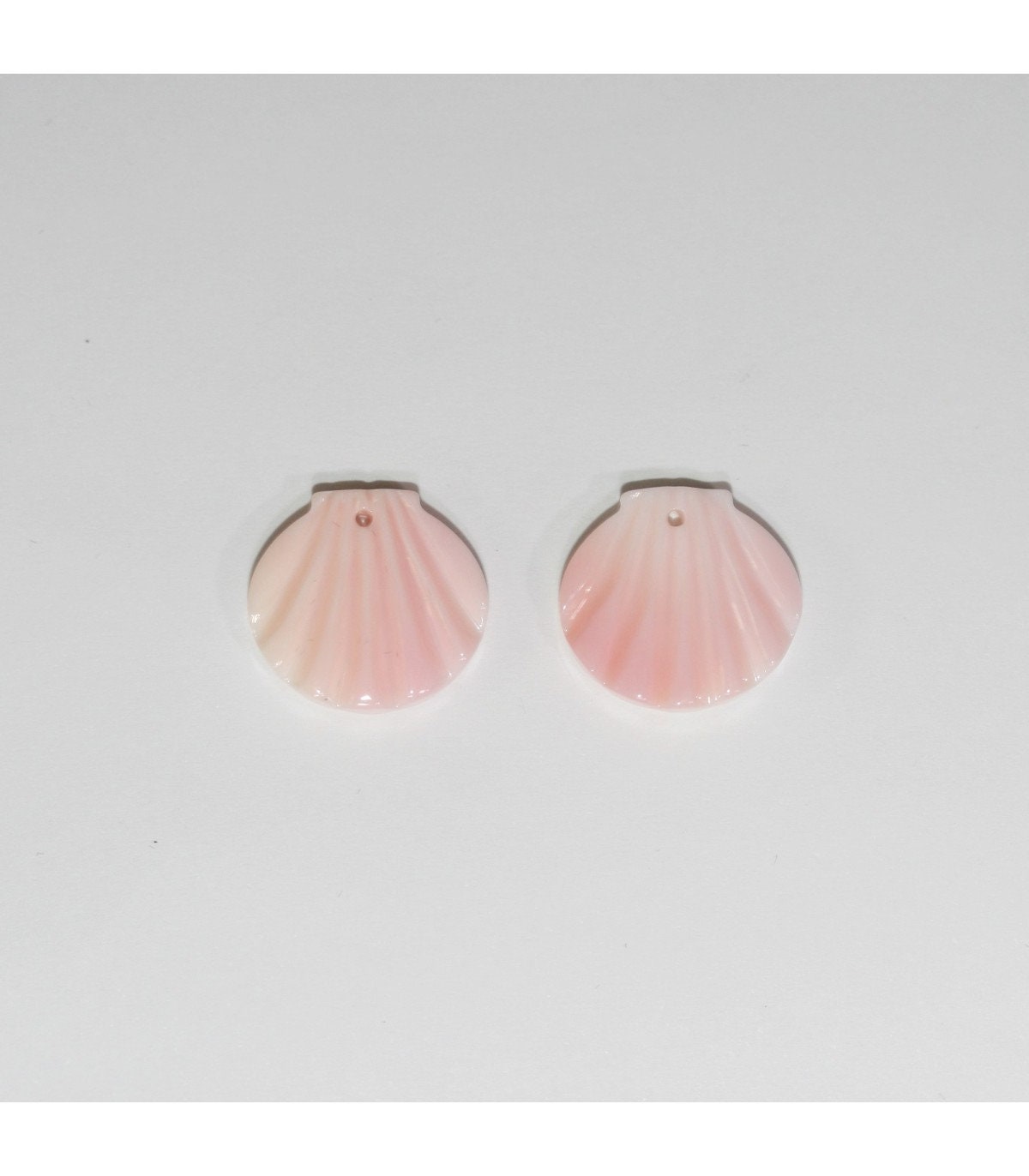 Pendentif sculpté en coquillage rose naturel 14-15 mm (1 paire) - Article 11902