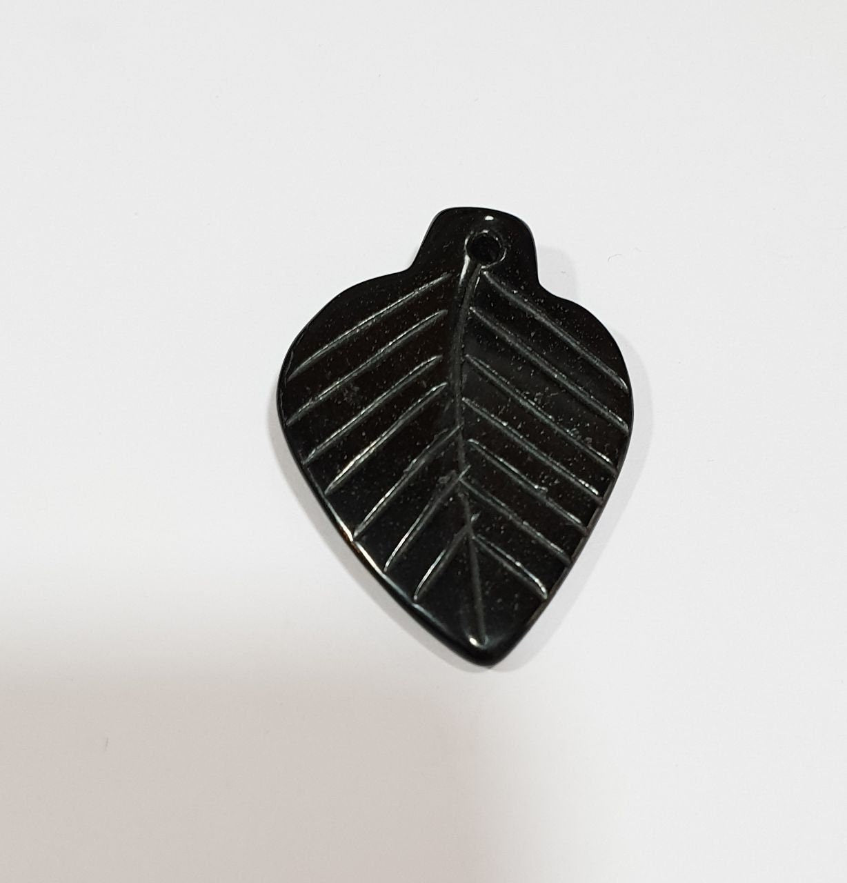 Pendentif feuille en lignite noire naturelle sculptée au jet d'eau avec trou 30x40mm - Pierre précieuse naturelle - Grossiste en pierres précieuses - Pierres précieuses de qualité