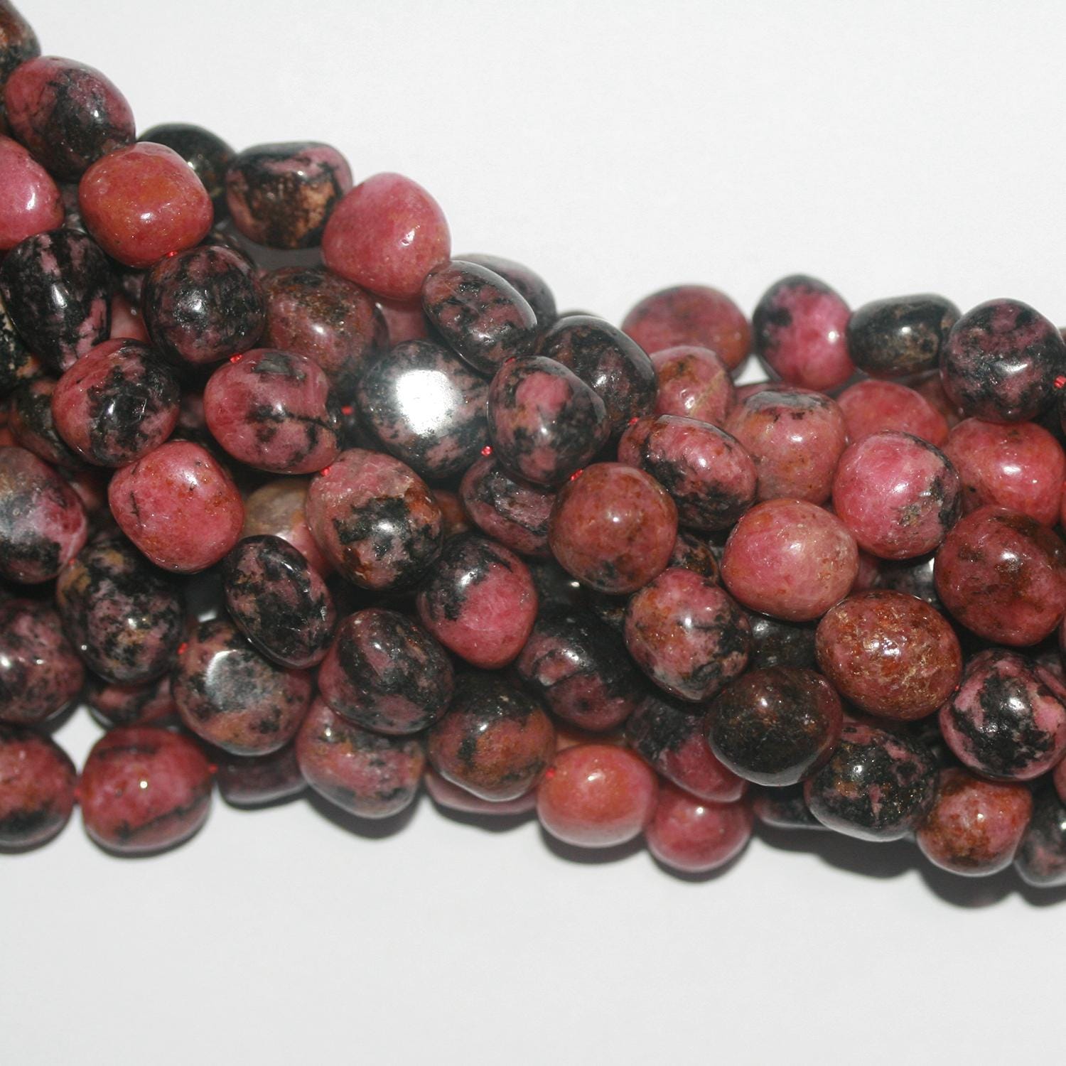 Perles de rhodonite St lisses en pépites de 15 pouces, 9-11 mm environ - Longueur du fil : 39 cm.