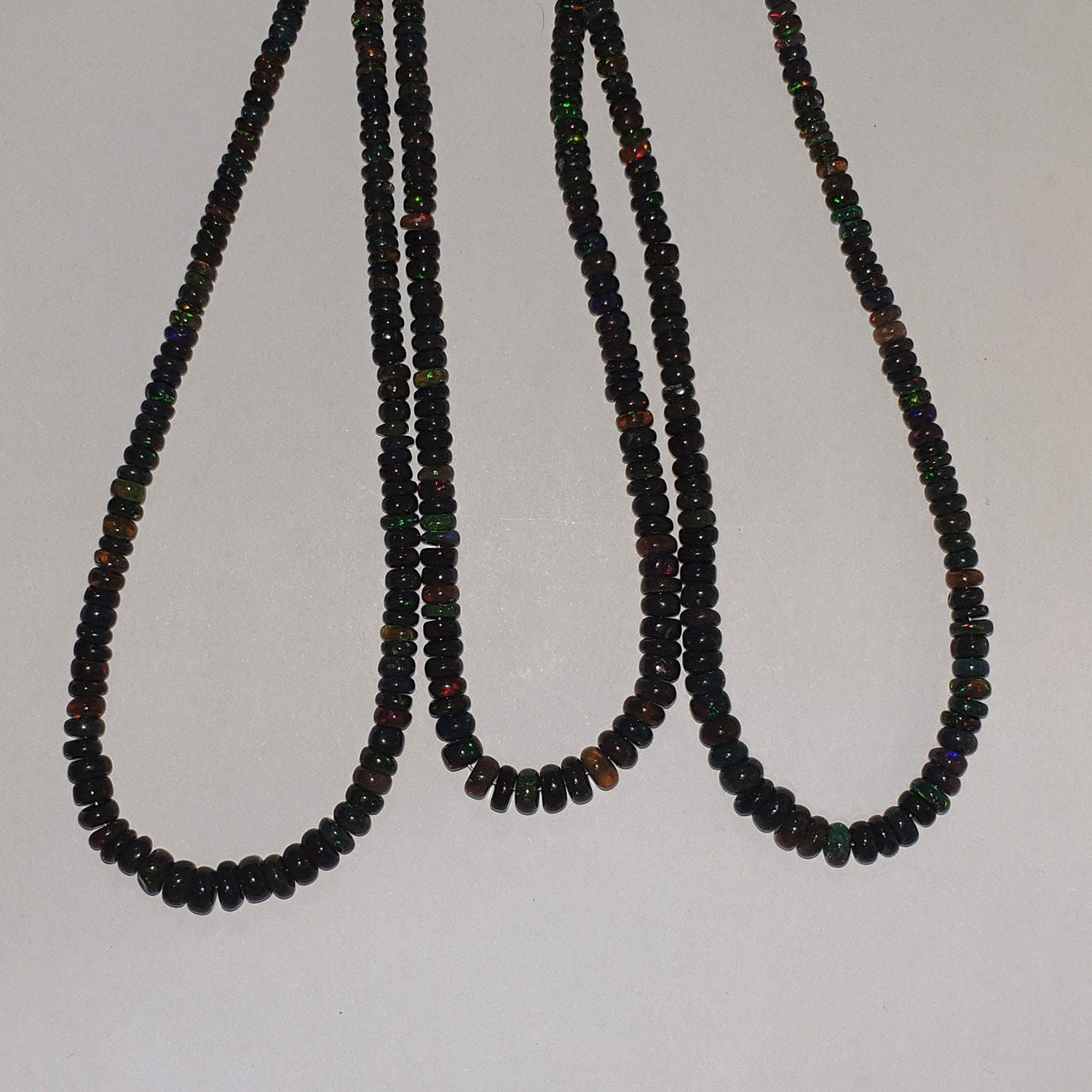 Cuentas redondas lisas graduadas de ópalo etíope negro de 17", 4 x 2 - 5 x 2,5 mm, hilo de 42 cm.