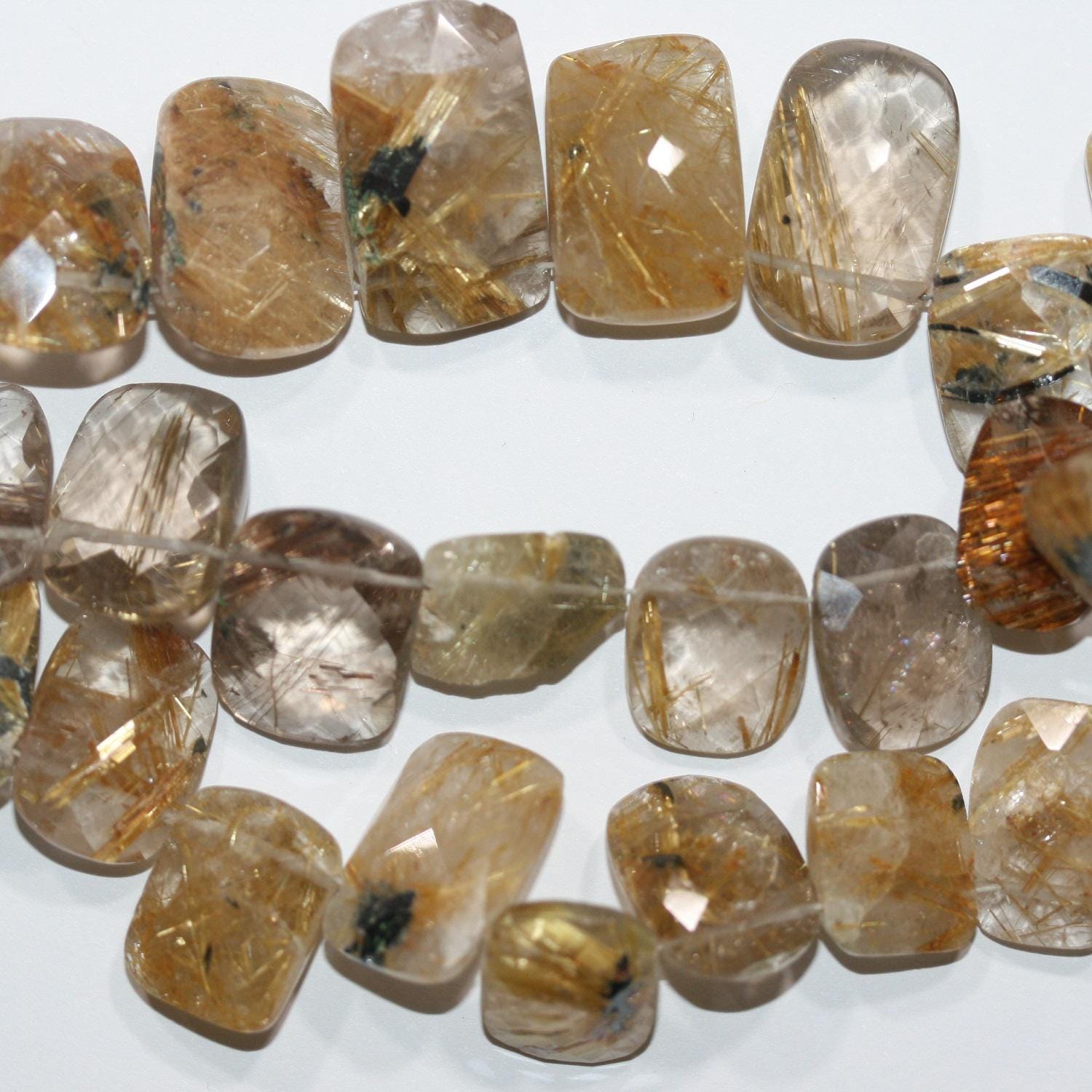 Perles rectangulaires à facettes en quartz rutile de 20 cm (8 po), 14 x 11 mm. Longueur approximative du fil : 20 cm (20 po).