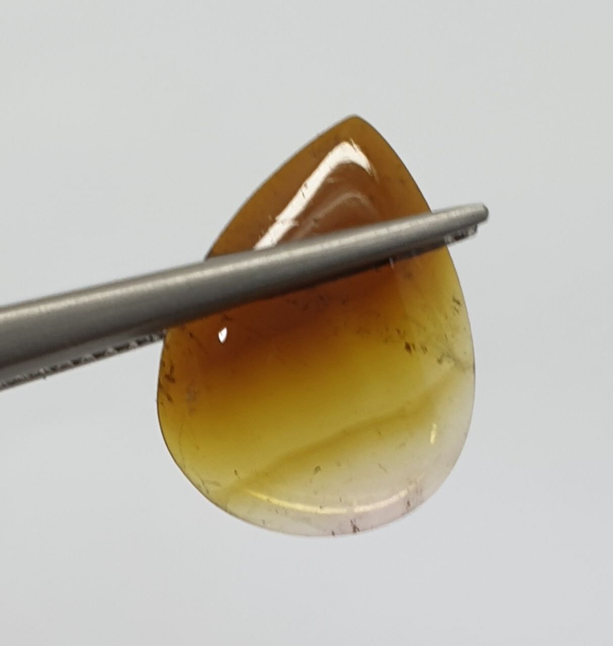 Tourmaline bicolore marron jaune cabochon plat en forme de goutte 15x11,5mm.(4,65ct.).