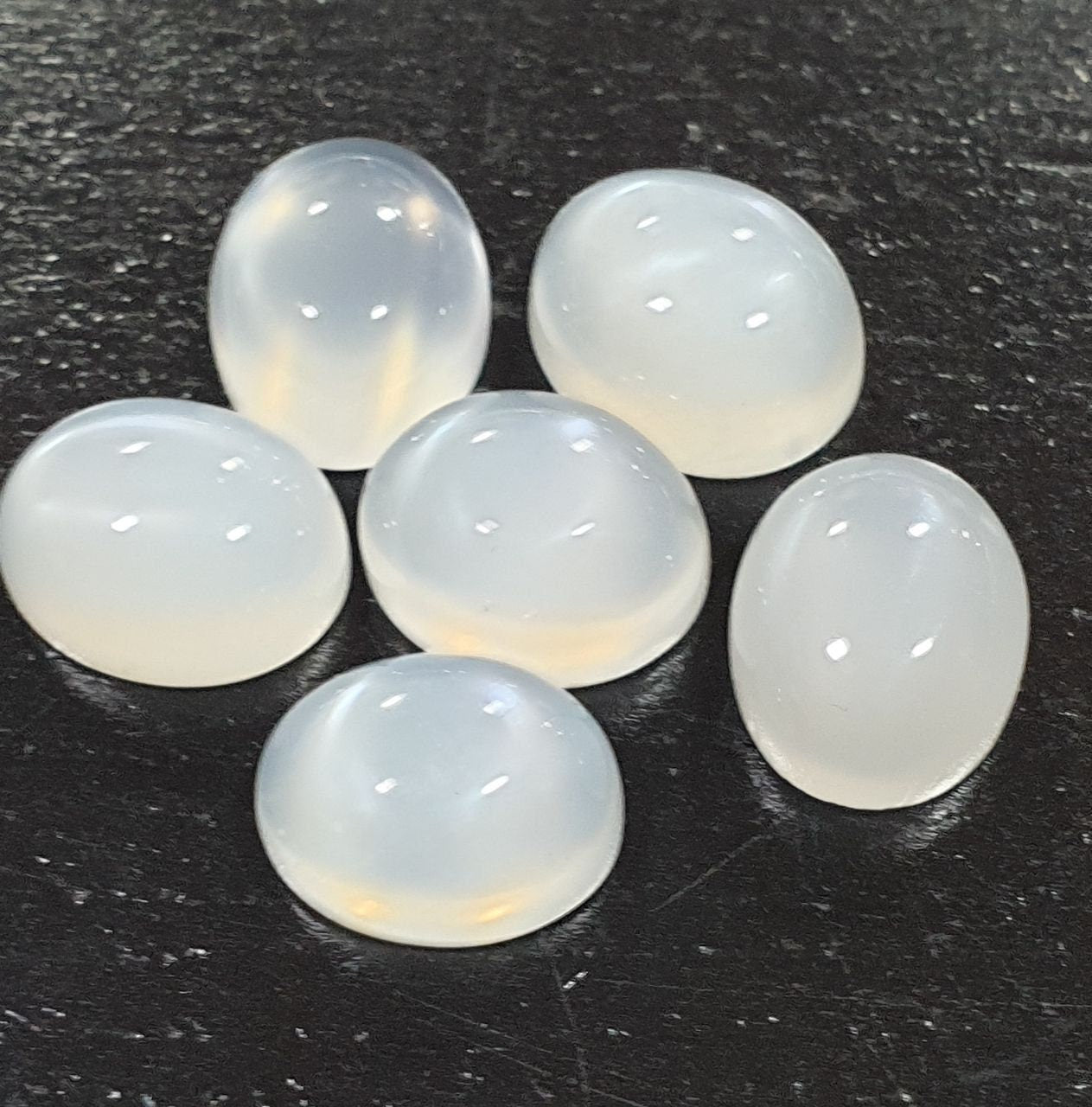 Lote de 6 cabujones ovalados de piedra lunar blanca de 11 x 9 mm. (6 uds.)
