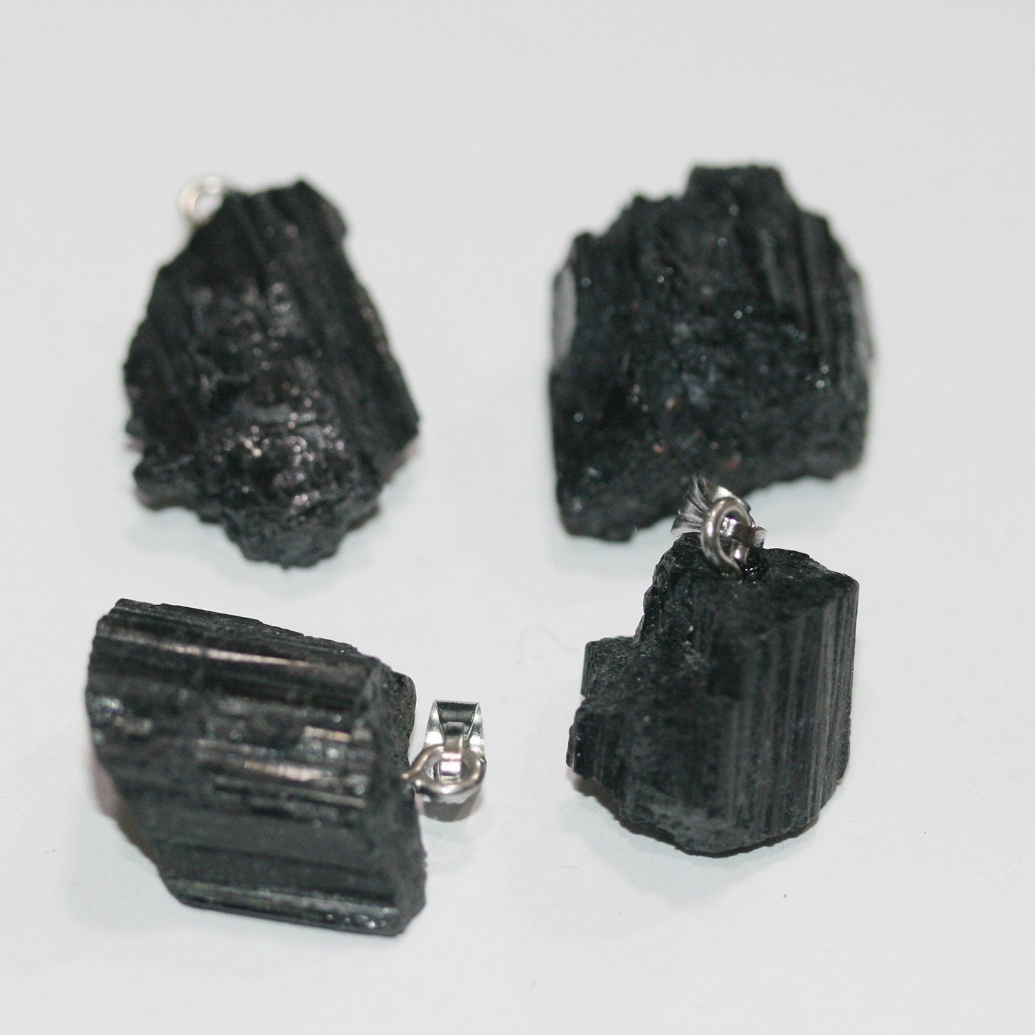 Pendentif en pépite de tourmaline noire non polie, environ 13-18 mm (1 pièce).