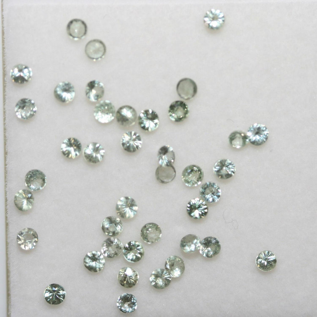 Lote de zafiro verde redondo facetado de 2 mm. Aprox. 2 quilates.