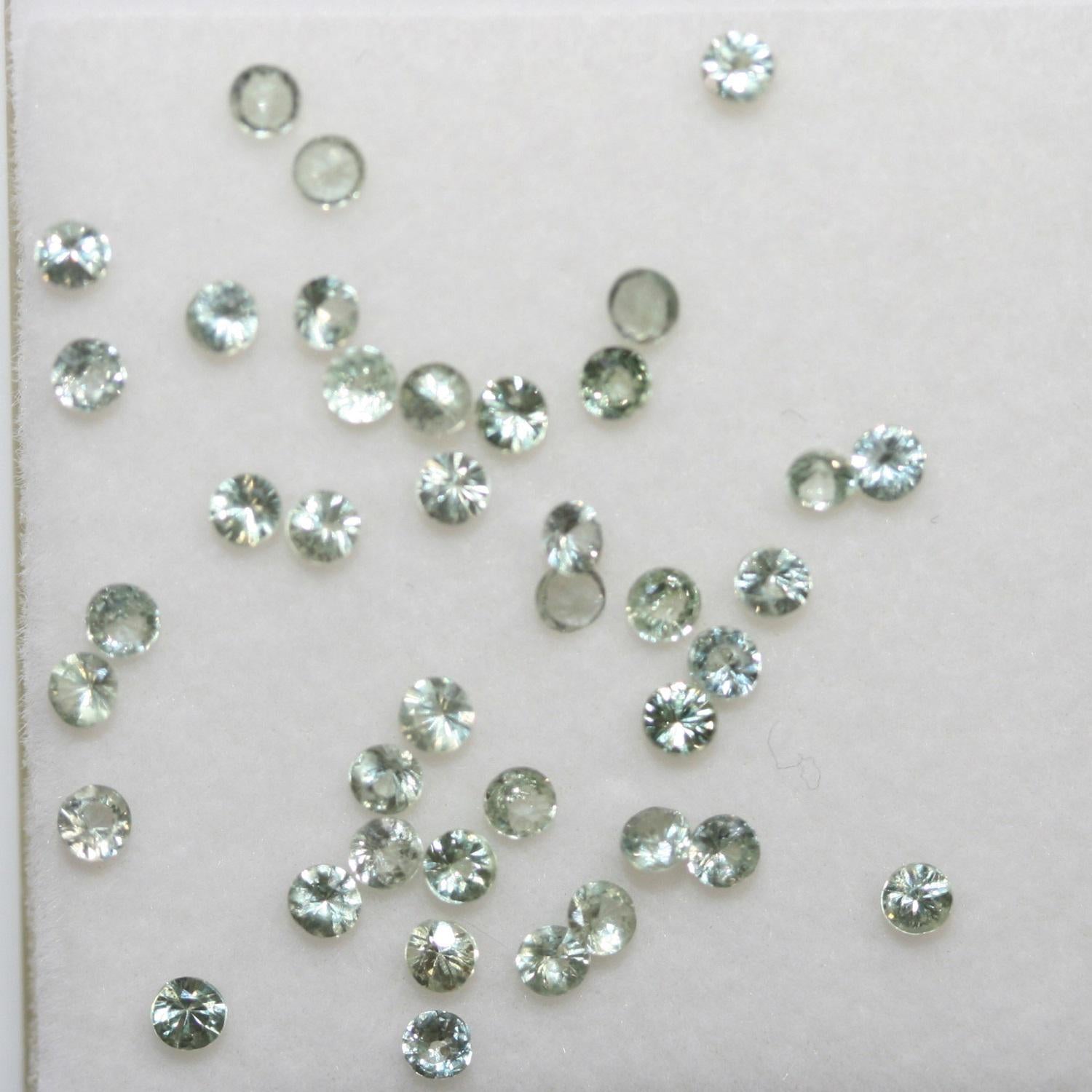 Lote de zafiro verde redondo facetado de 2 mm. Aprox. 2 quilates.