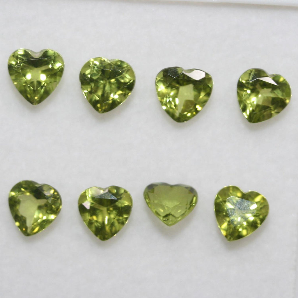 Lote de 8 piezas de peridoto facetado en forma de corazón de 6 mm (8 piezas)