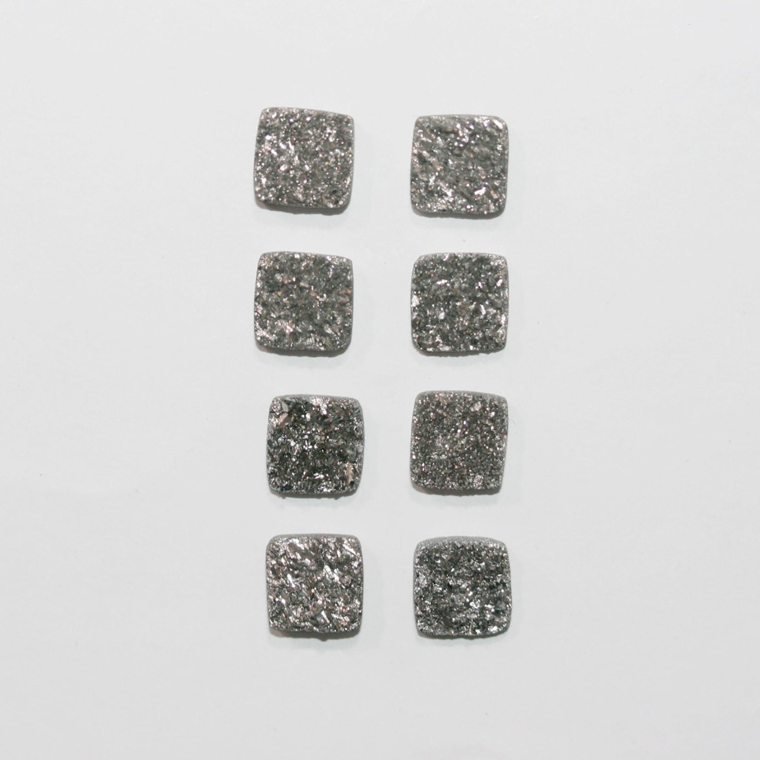 Lote de 8 cabujones cuadrados de ágata drusa plateada de 9 mm.