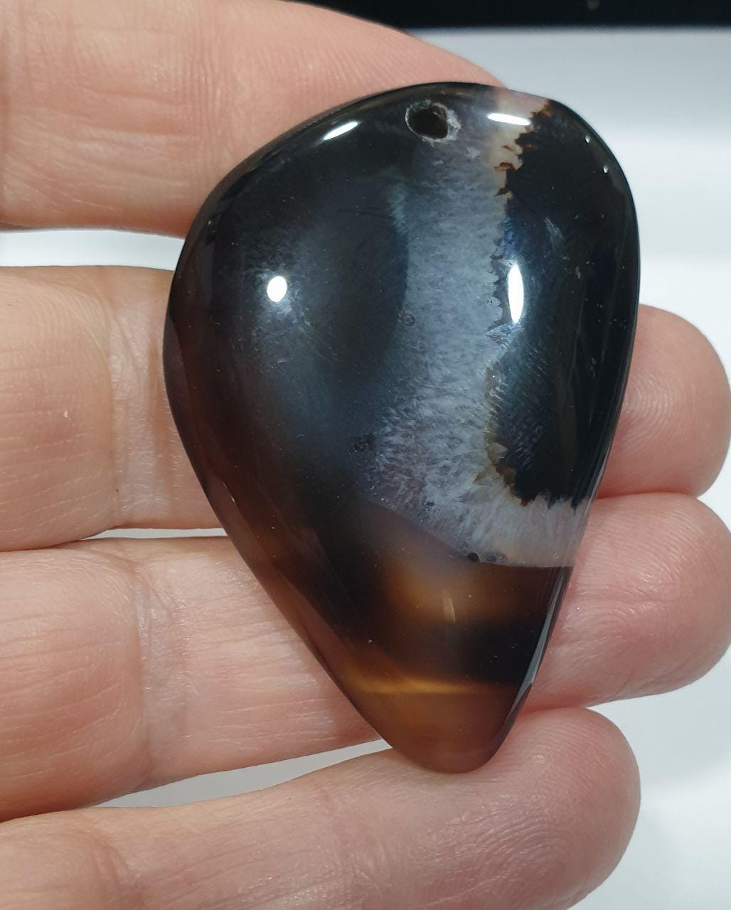 Pendentif plat en agate sardonyx, 46 x 32 mm. Pierre précieuse noire et blanche.