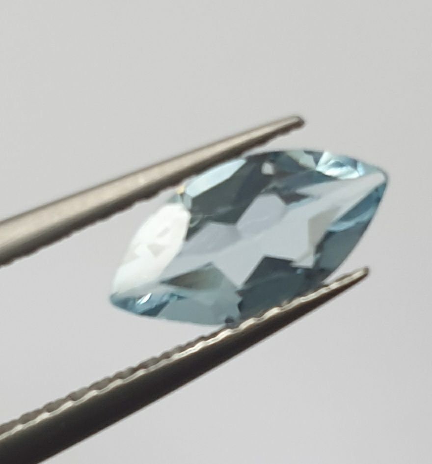 Lot de topazes bleu ciel facettées en forme de marquise 10x5mm.-(4 pièces).