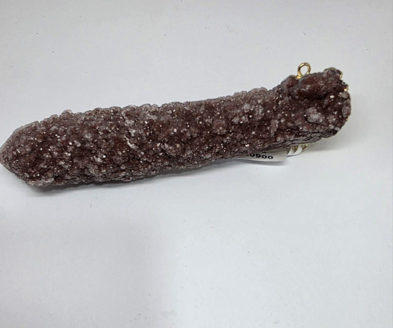 Colgante de cuarzo cristal de roca rojo blanco crudo chapado en oro de 95 x 17 mm