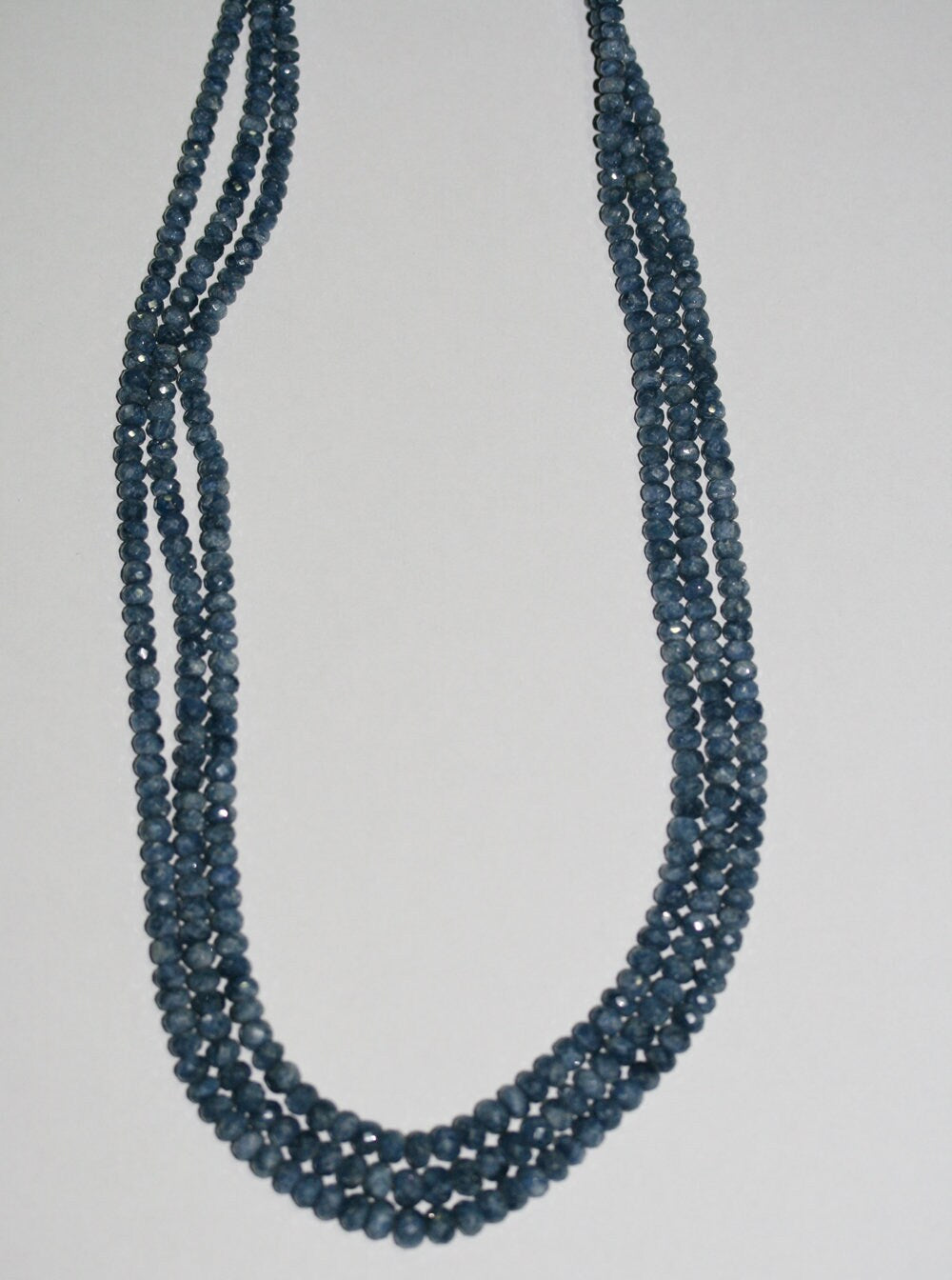 Collier de perles rondelles à facettes de saphir de taille dégressive 4x3-6x4mm - 3 rangs