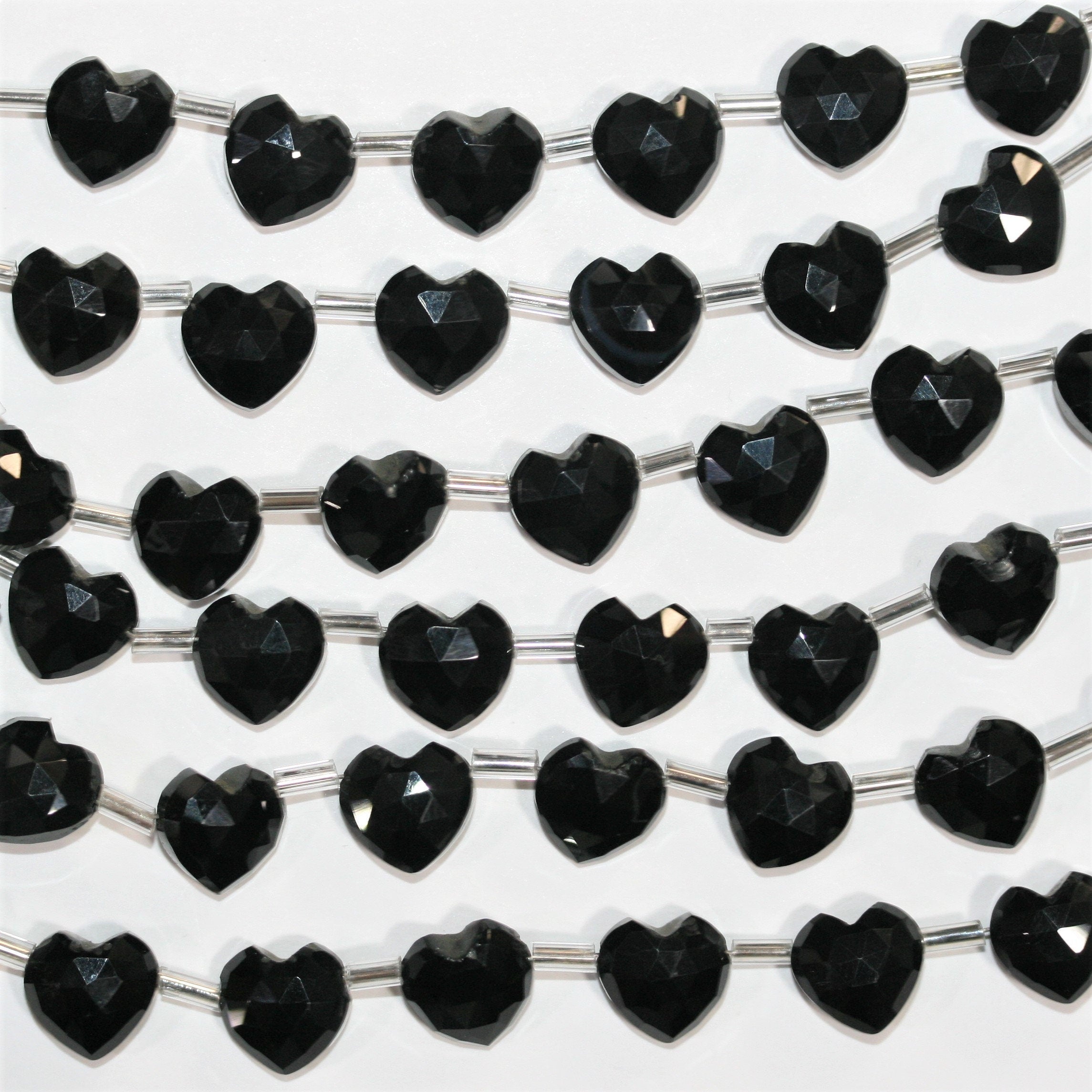 Cuentas de corazón facetadas de ónix santo de 5", 9-10 mm, hilo de 14 cm.