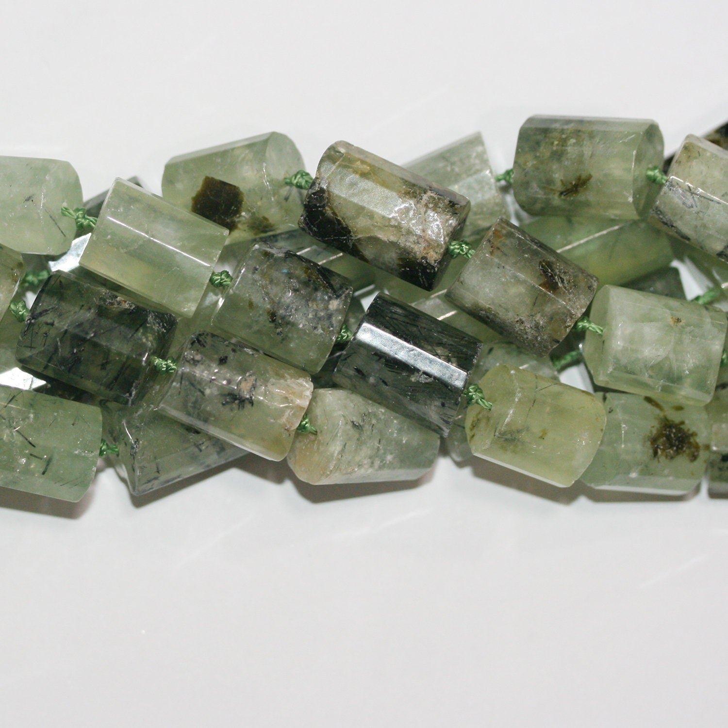 Cuentas de tubo facetadas de St Prehnite de 17", 15 x 11 mm, aprox. - Hilo de 43 cm.