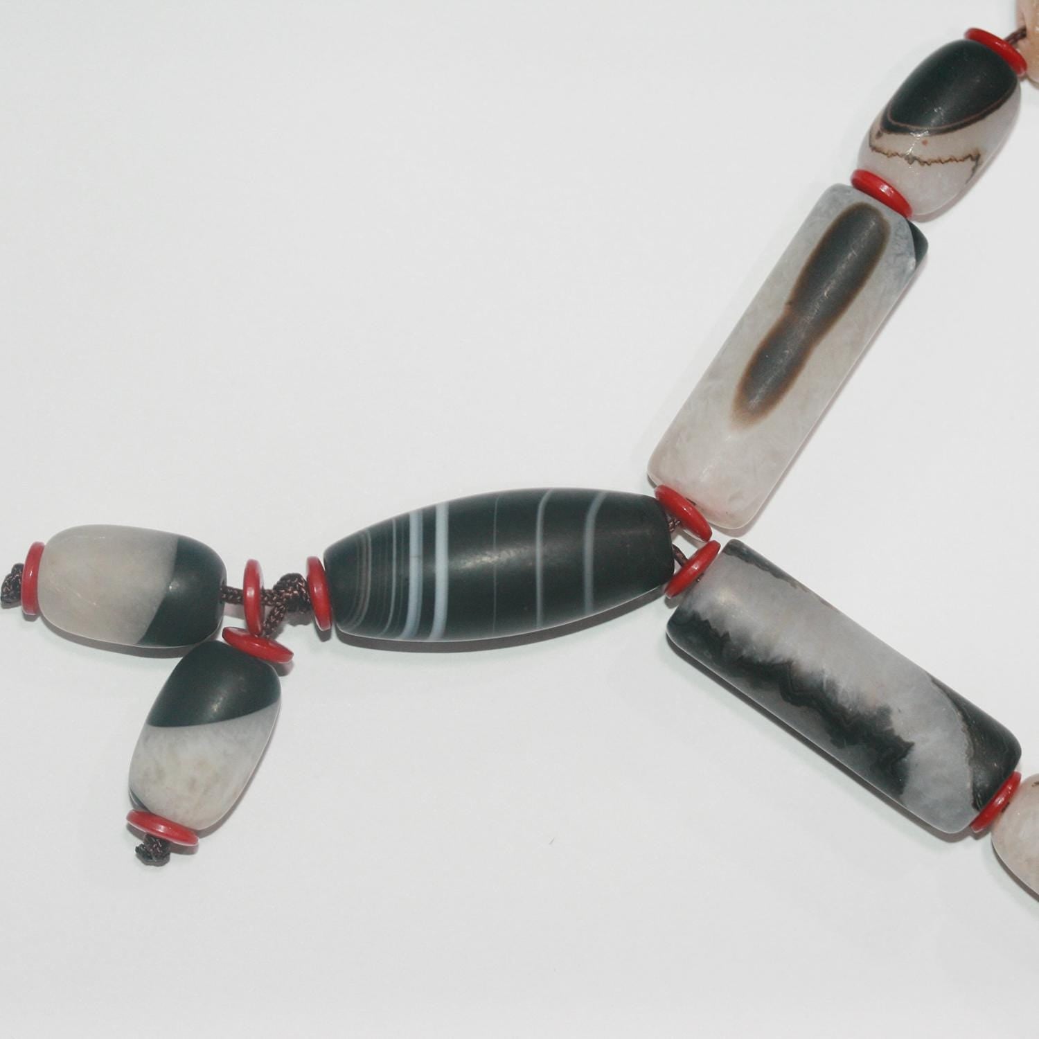 Collier de 40 cm (16 pouces) en agate lisse multicolore mate, composé de tubes de 40 x 13 mm en agate lisse, de perles cylindriques de 20 x 13 mm et d'un rang de 40 cm (16 pouces).