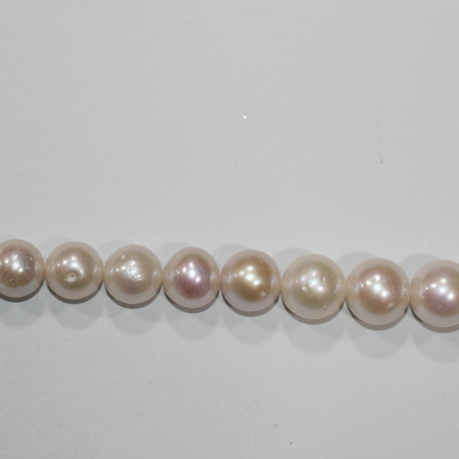 Perles rondes d'eau douce dégradées de 12 à 15 mm, 40 cm de long. Collier de 40 cm. Perles naturelles à prix de gros.