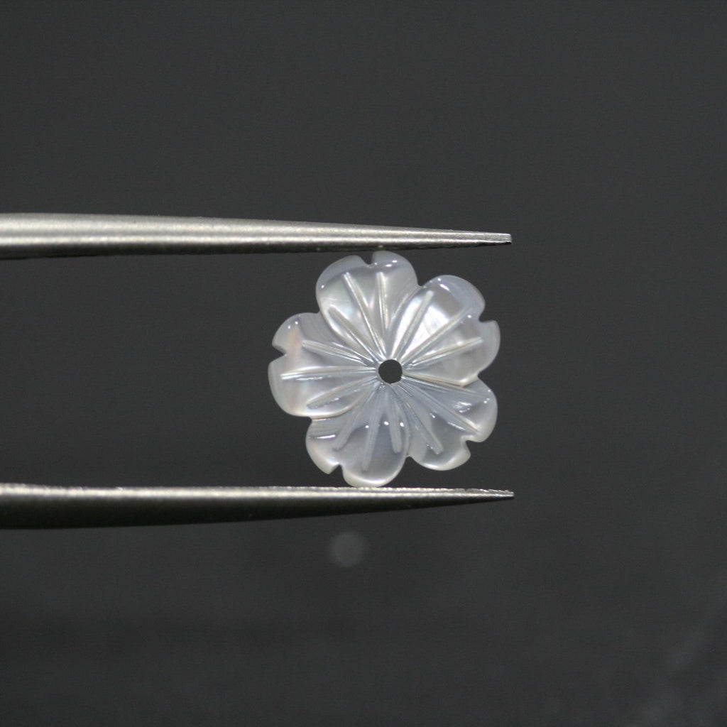 Pendentif en nacre sculptée en forme de fleur, 10 mm (5 paires). Réf. 14827