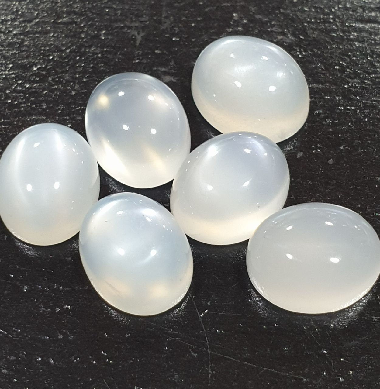 Lote de 6 cabujones ovalados de piedra lunar blanca de 11 x 9 mm. (6 uds.)