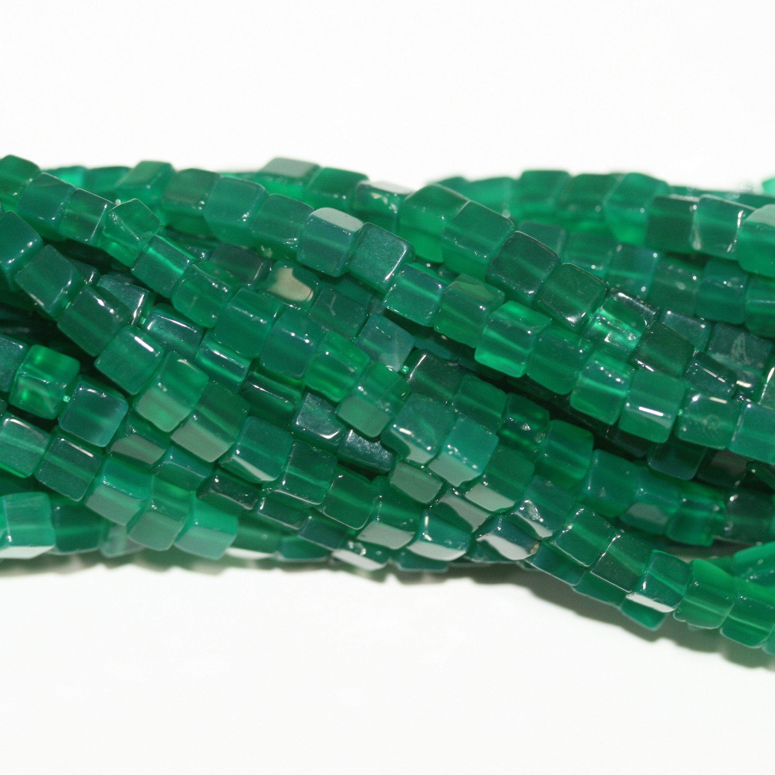 Cuentas de cubo liso de ónix verde St. de 16" de 5 mm - Hilo de 42 cm.