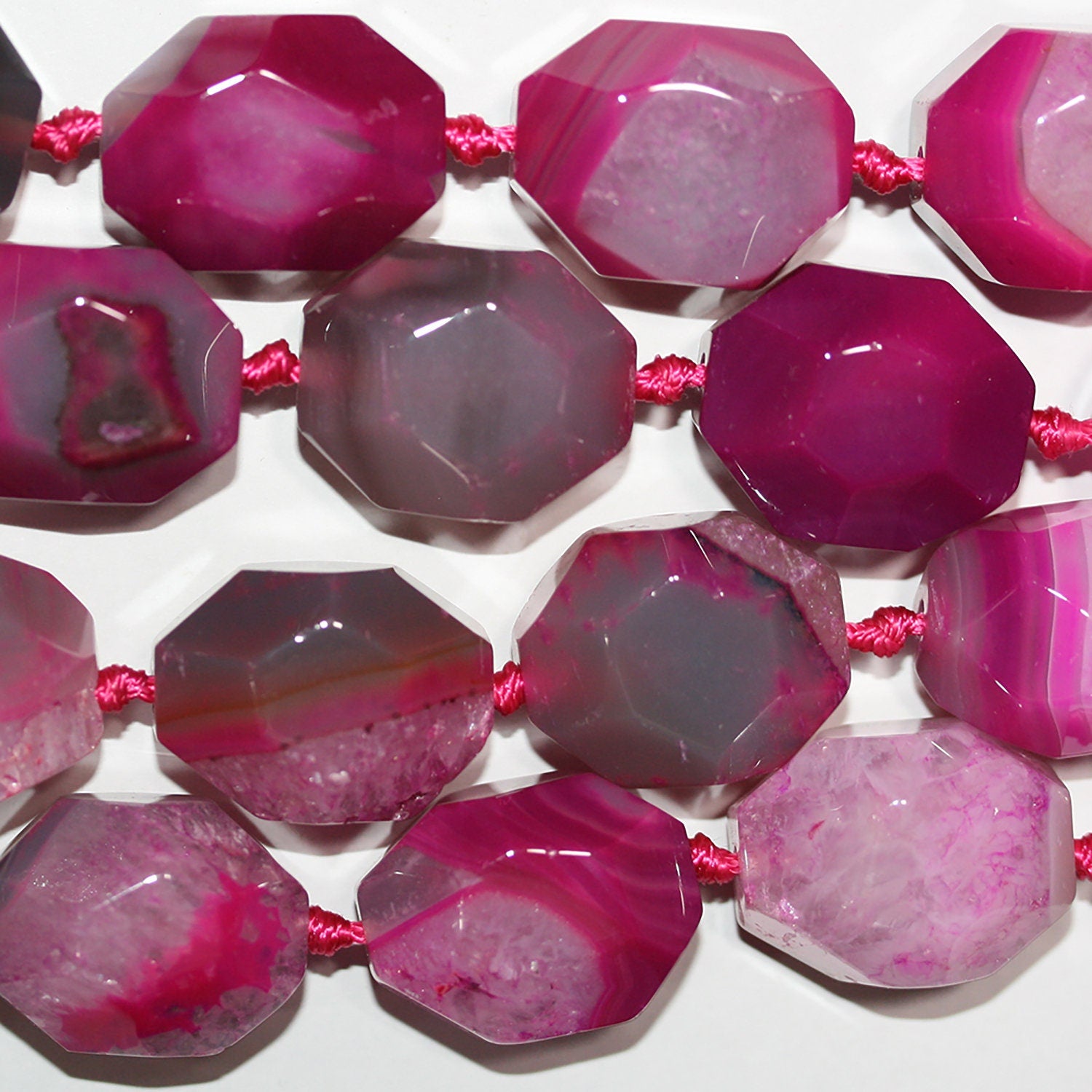 Cuentas facetadas de ágata fucsia rayada de 40 cm (16"), 27 x 20 mm (aprox. - Hilo de 40 cm)