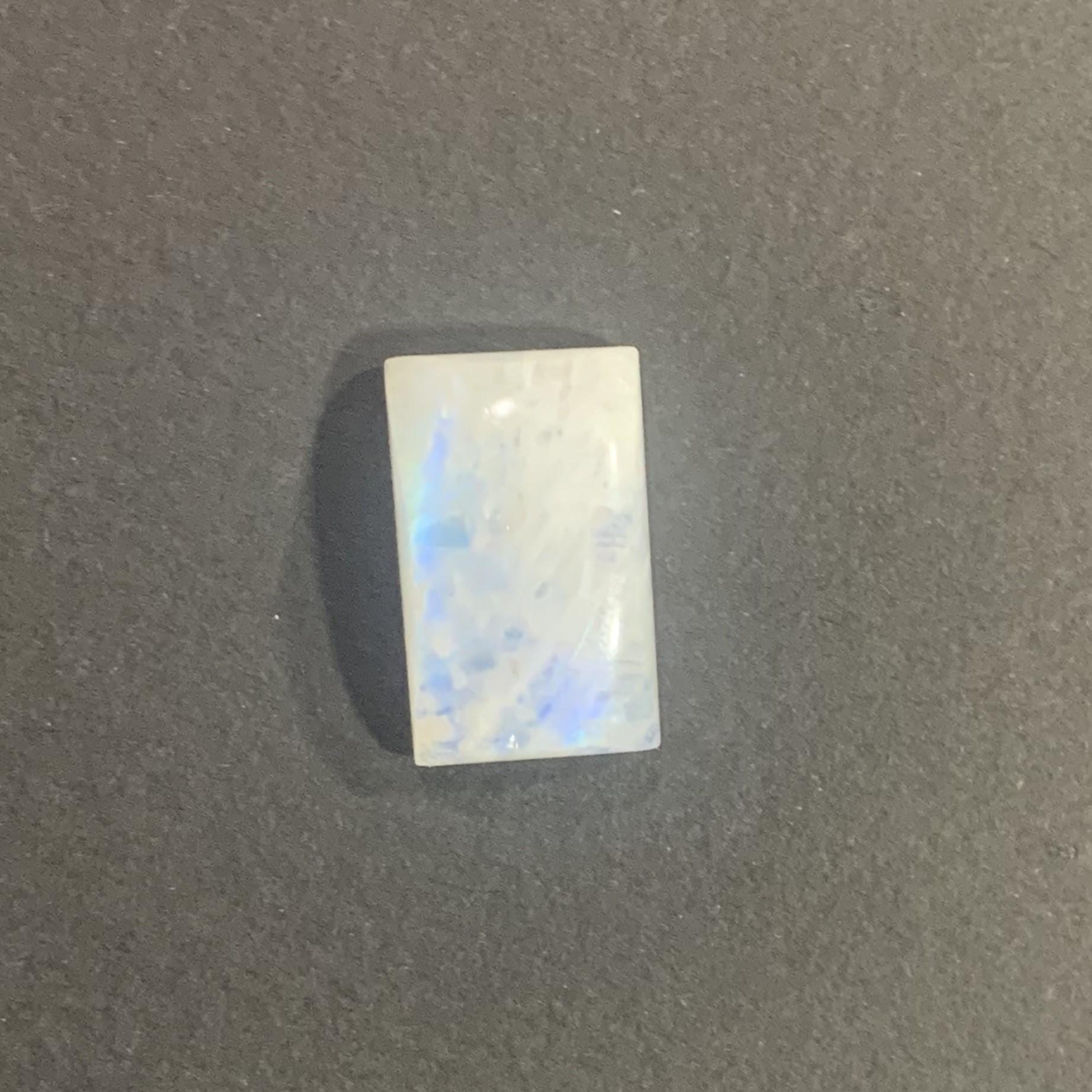 Cabochon rectangulaire en pierre de lune arc-en-ciel de feu bleu AAA 17,5x11 mm. (13,47ct.)
