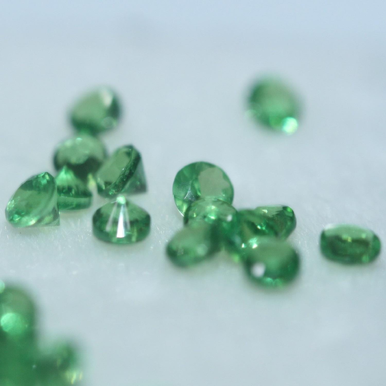 Lot de grenats tsavorites ronds à facettes de 2 à 2,2 mm (2 ct) - Pierres précieuses en vrac - Prix de gros