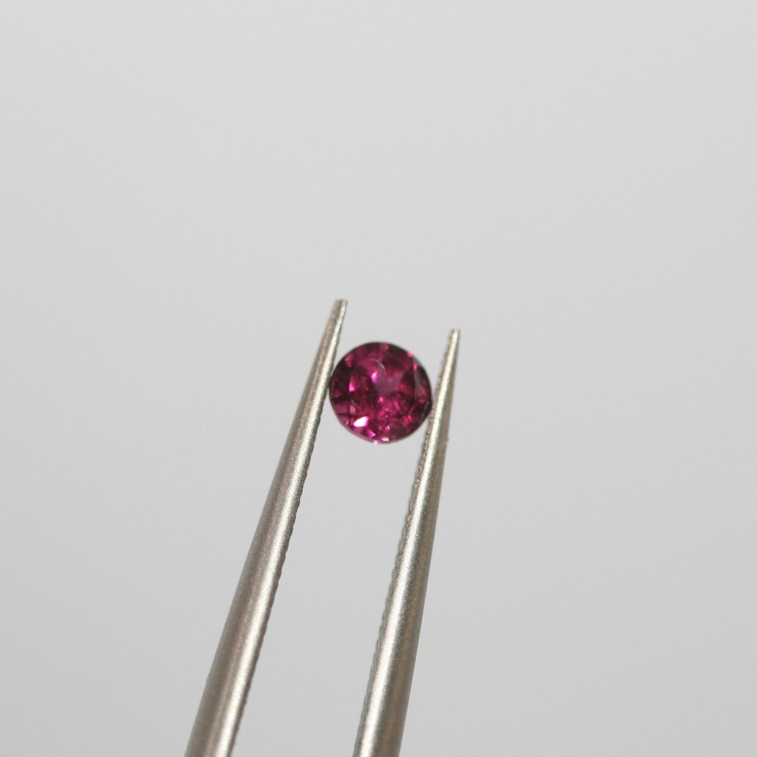 Lote de Granate Rodolita Redonda Facetada 4mm.-(15Pcs)