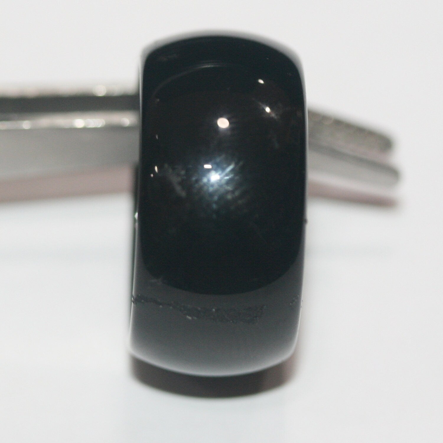 Pendentif créole lisse en onyx 27x12mm.