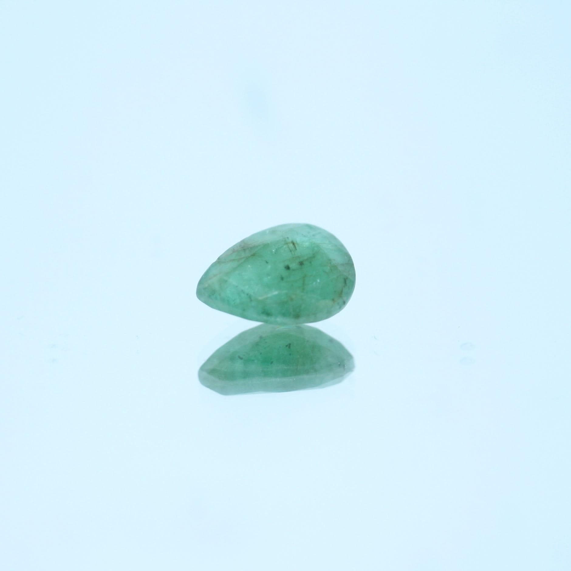 Lot de 6 gouttes d'émeraude à facettes 10x7mm.