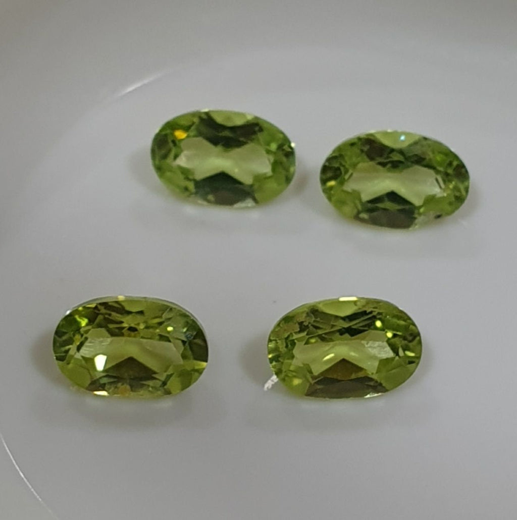 Lote de 4 peridotos de corte ovalado facetado de 6 x 4 mm, color verde olivino.