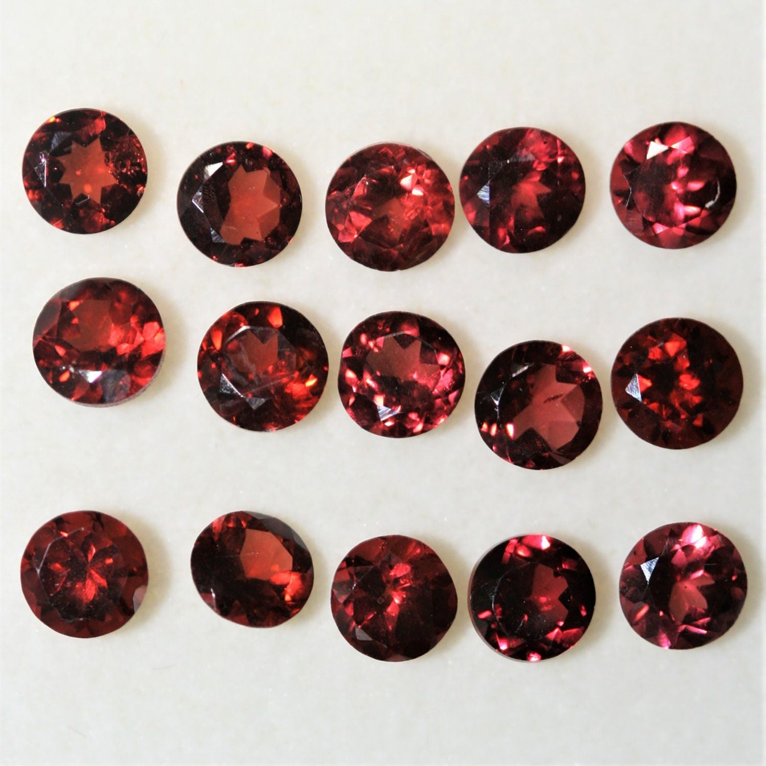 Lot de 15 grenats ronds à facettes de 5 mm. (15 pièces)