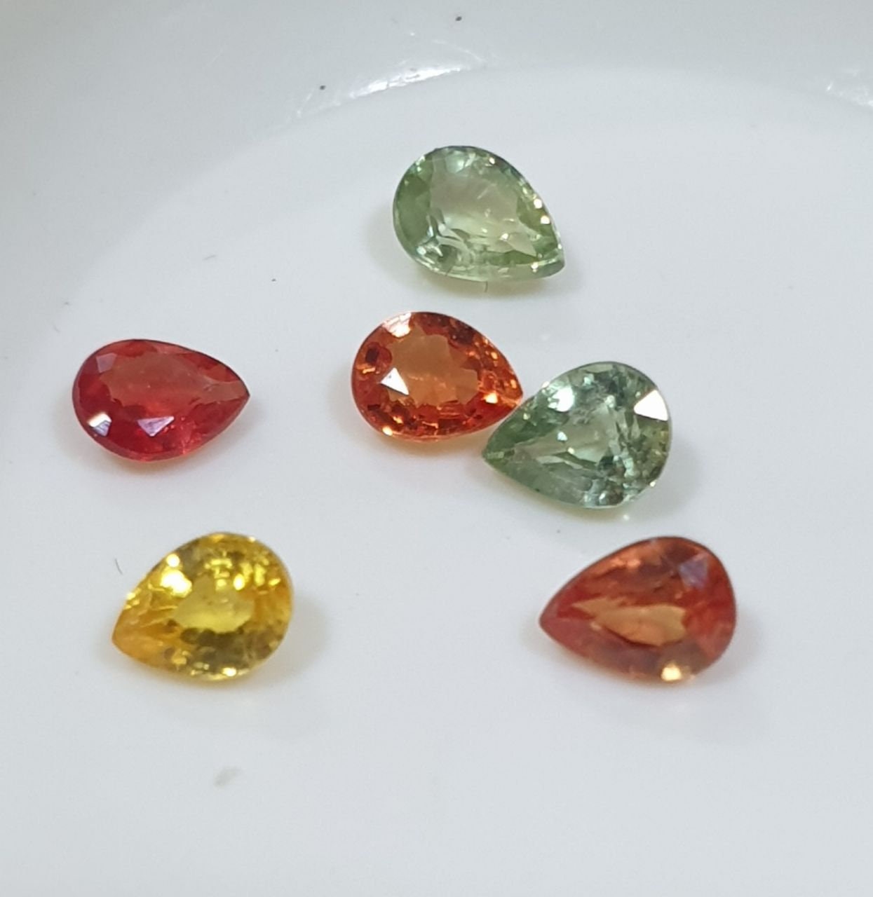 Lote de zafiros multiformatos naturales de 4 x 3 mm, zafiro verde, amarillo y naranja - Lote al por mayor - Piedras de primera calidad