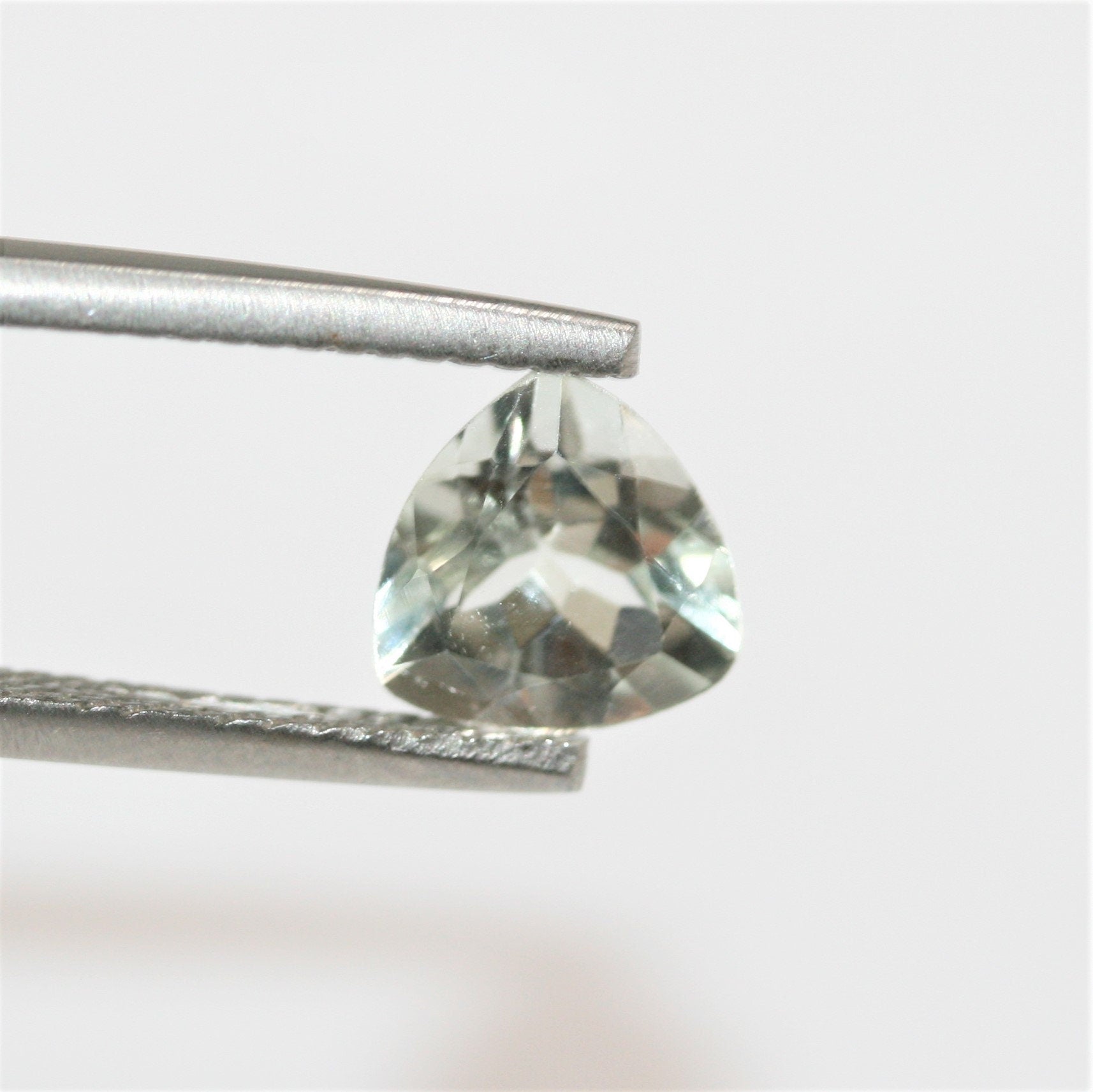 Lot de 10 pierres de prasiolite facettées taille trillion, 8 mm.