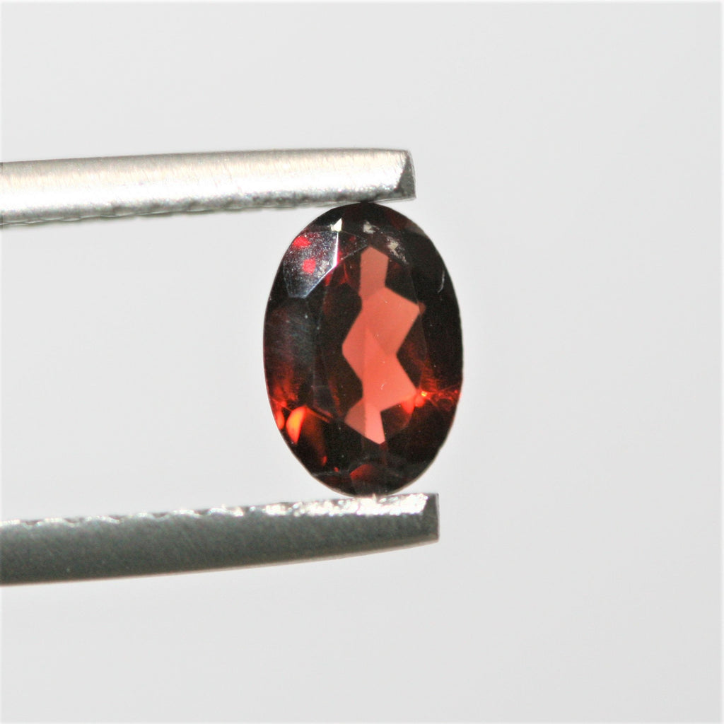 Lote de 8 granates ovalados facetados de 7 x 5 mm. (8 piezas)