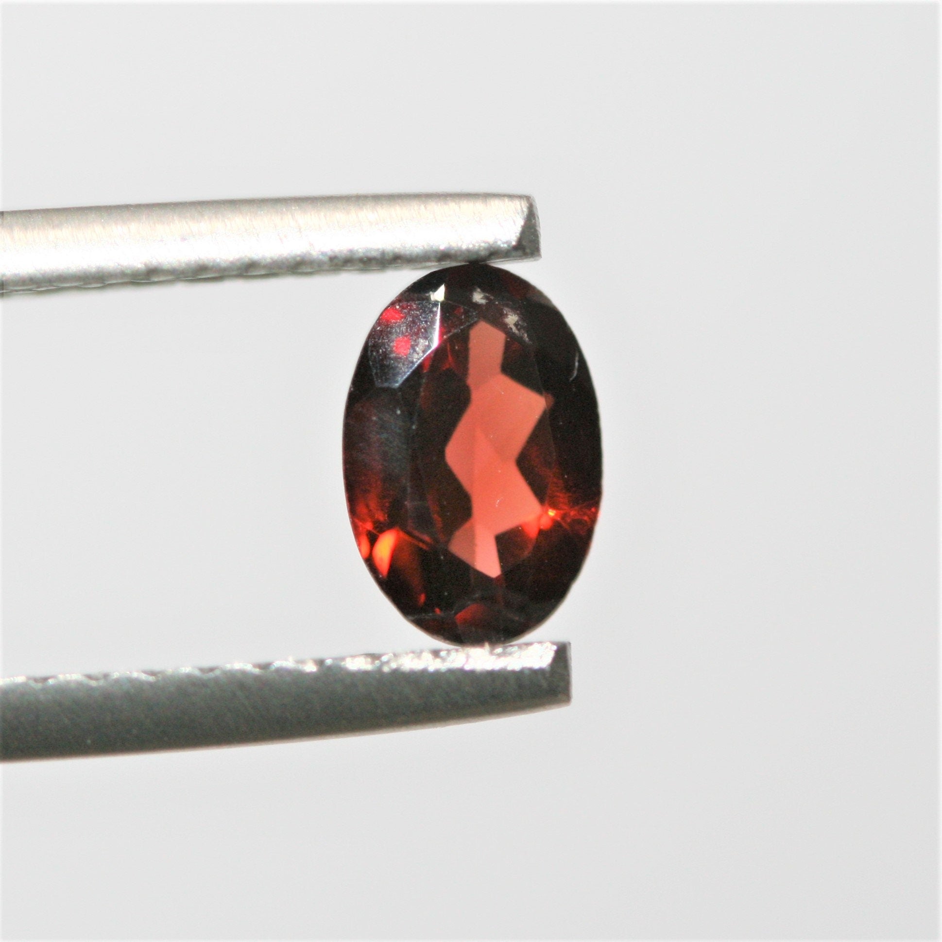 Lote de 8 granates ovalados facetados de 7 x 5 mm. (8 piezas)