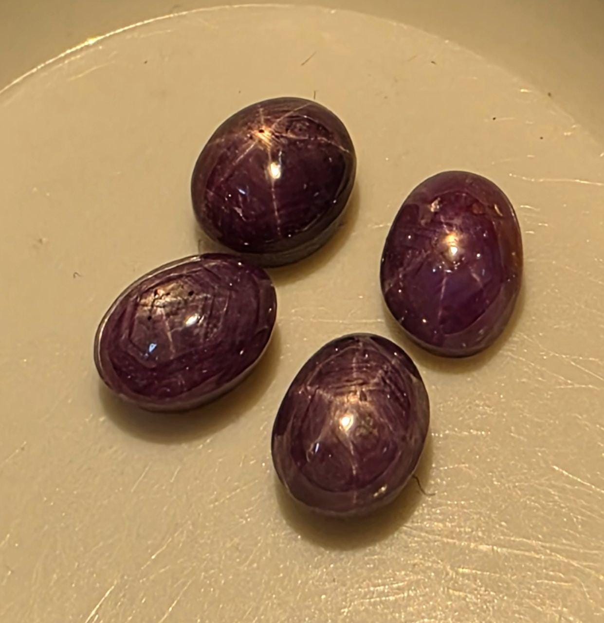 Lote de 4 cabujones de rubí estrella natural (5,5-6 x 4,5-5 mm) - Gemas naturales para joyería - Rubí estrella