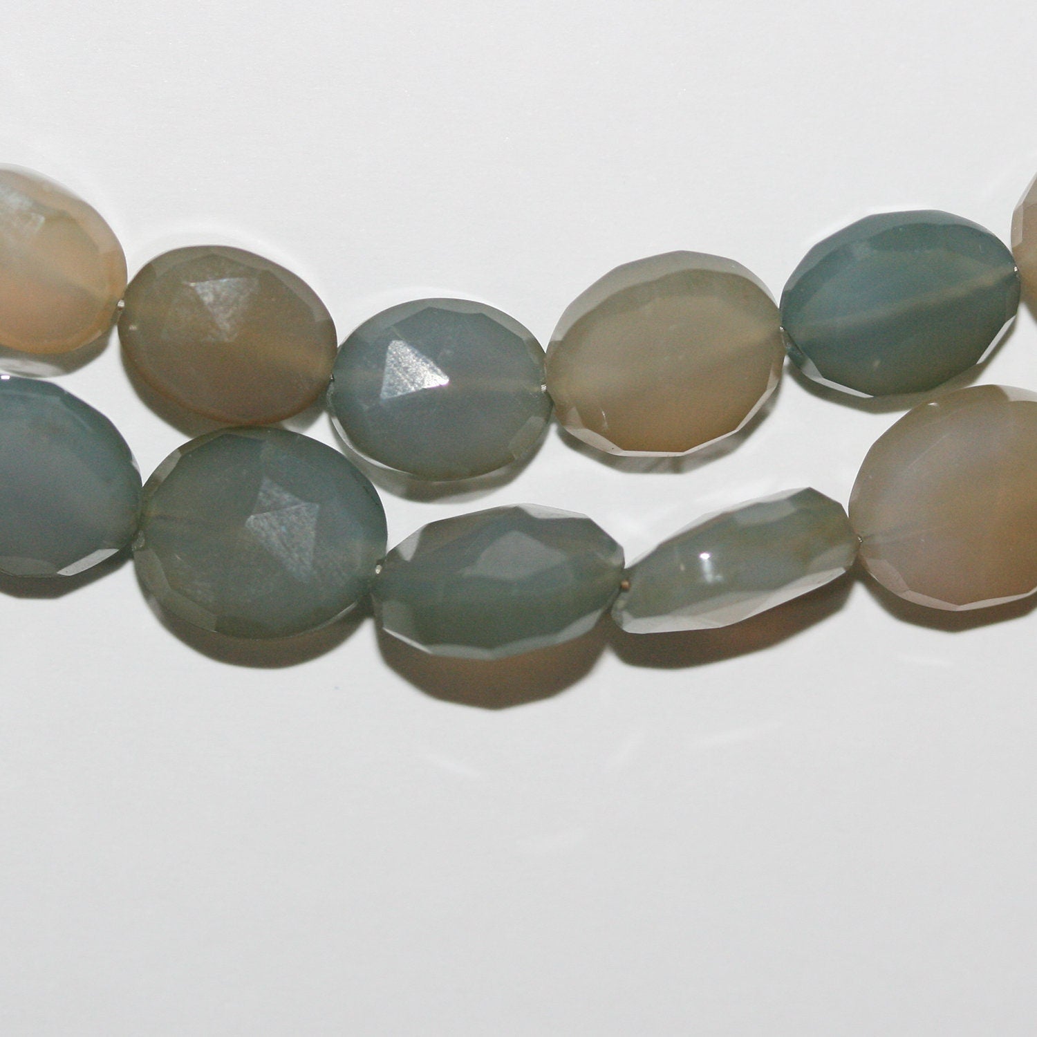 Cuentas ovaladas facetadas de calcedonia azul cielo de 18 cm, 12 x 10 mm (aprox. - Hilo de 20 cm)