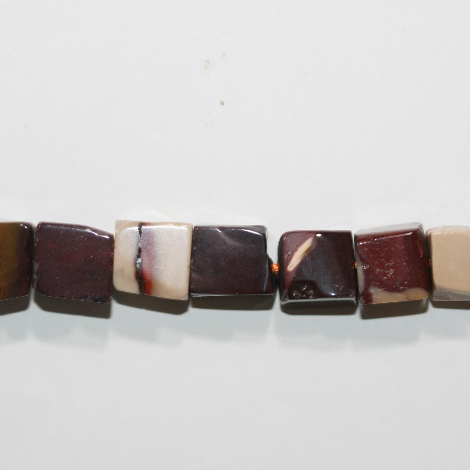 Cuentas cúbicas irregulares de St Mookaite de 16", 11-12 mm (aprox. - Hilo de 40 cm)