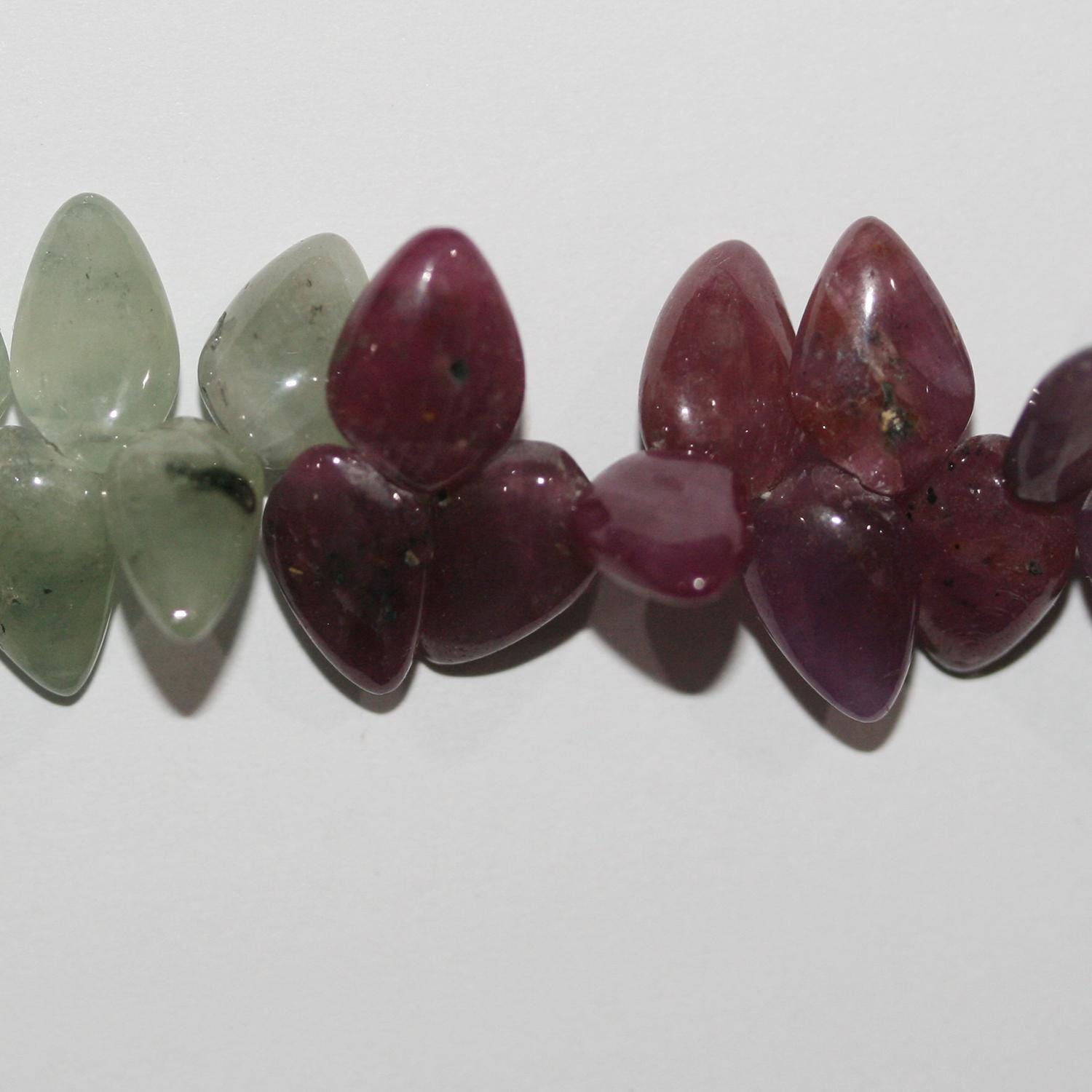 Perles de saphir multicolores lisses en forme de pointe de lance, 11 x 7 mm environ. Longueur du fil : 19 cm.