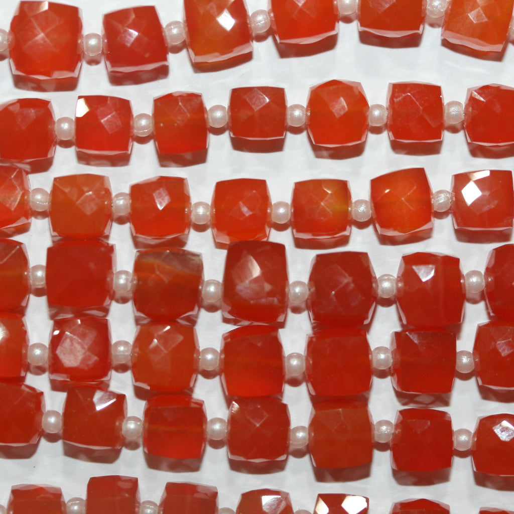Cuentas cúbicas facetadas de cornalina de 8" (6-7 mm). Aprox. - Hilo de 20 cm. - Artículo 8526