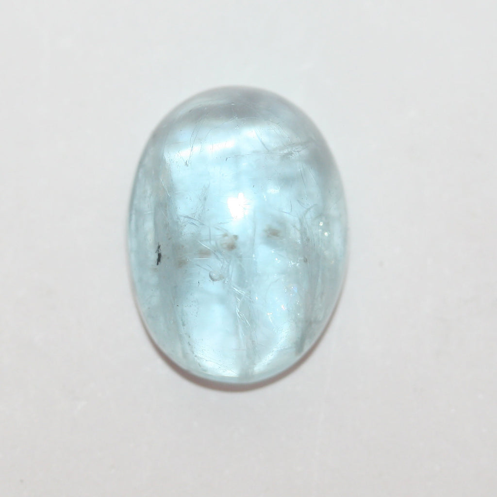 Magnifique cabochon ovale d'aigue-marine naturelle de 17,5 x 13 mm. Aigue-marine de 14,25 carats.